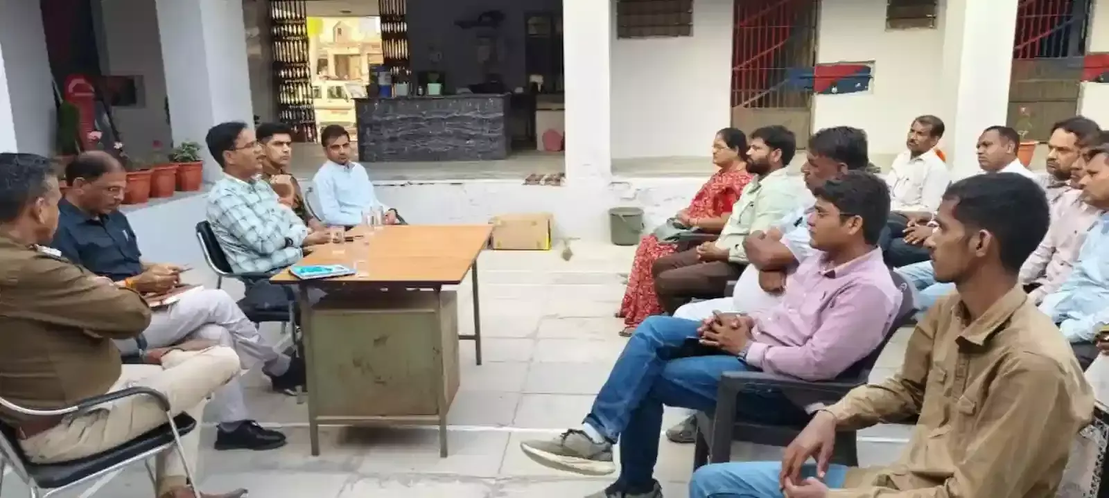डूंगला पुलिस थाने में उपखंड अधिकारी और पुलिस अधिकारी सीएलजी सदस्यों के साथ बैठक करते हुए
