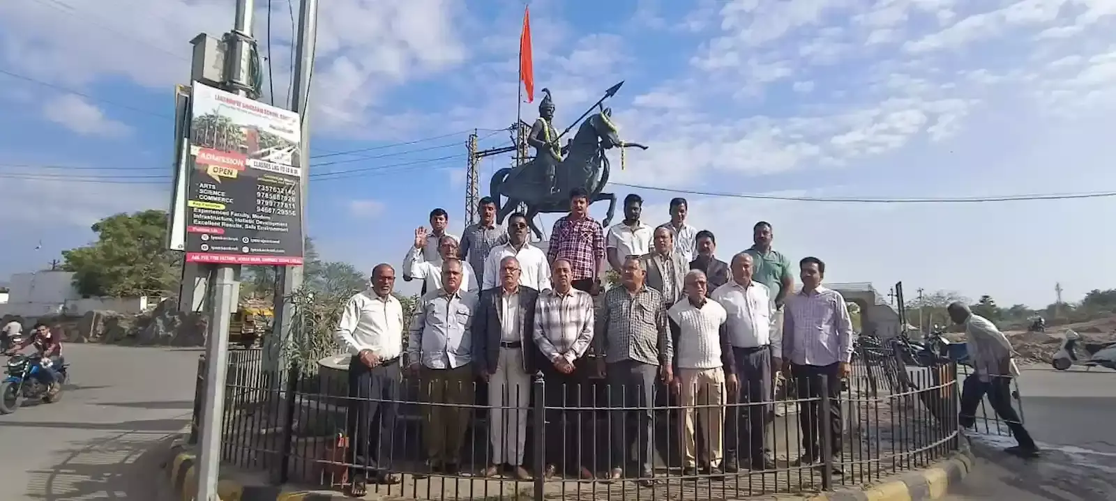 आमेट के पत्ता सर्कल पर वीरवर पत्ता की अश्वारूढ़ प्रतिमा पर पुष्पांजलि अर्पित करते हुए नागरिक। आमेट के पत्ता सर्कल पर वीरवर पत्ता की अश्वारूढ़ प्रतिमा पर पुष्पांजलि अर्पित करते हुए नागरिक।