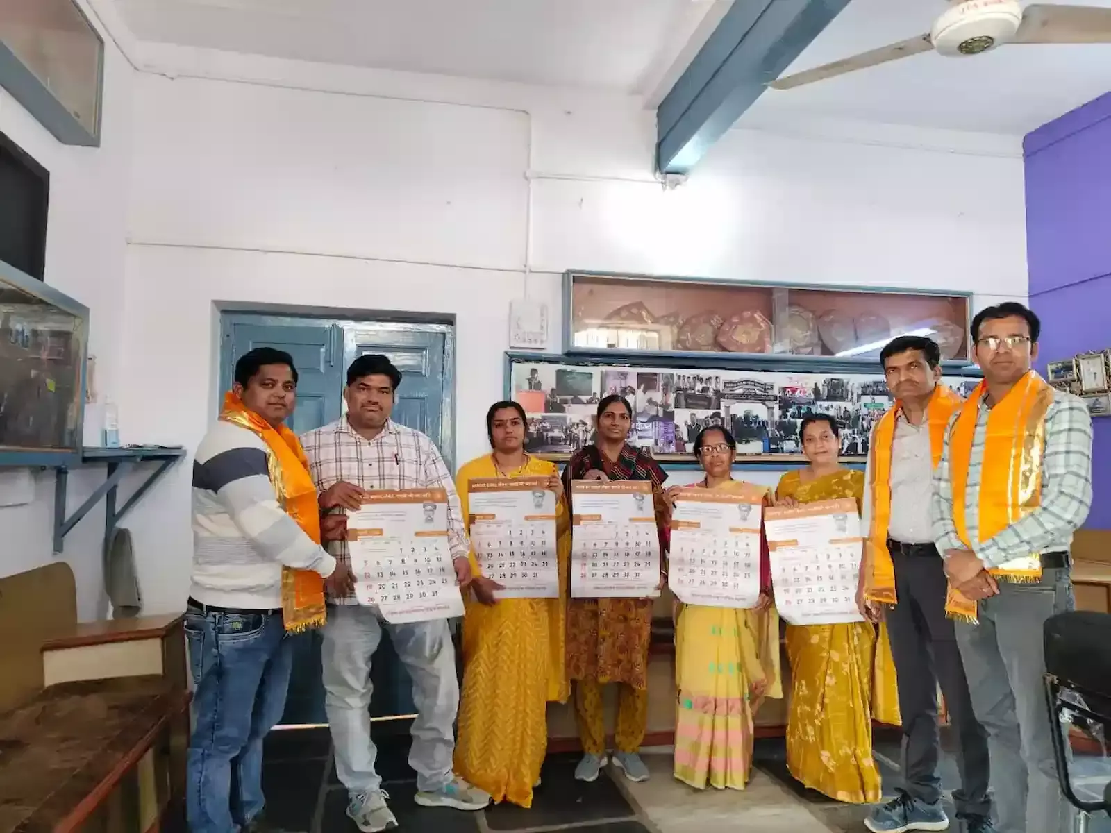 आमेट के मित्र मंडल सभागार में अतिथियों द्वारा राष्ट्रीय शैक्षिक महासंघ के वार्षिक कैलेंडर 2026 का विमोचन करते हुए दृश्य। आमेट के मित्र मंडल सभागार में अतिथियों द्वारा राष्ट्रीय शैक्षिक महासंघ के वार्षिक कैलेंडर 2026 का विमोचन करते हुए दृश्य।