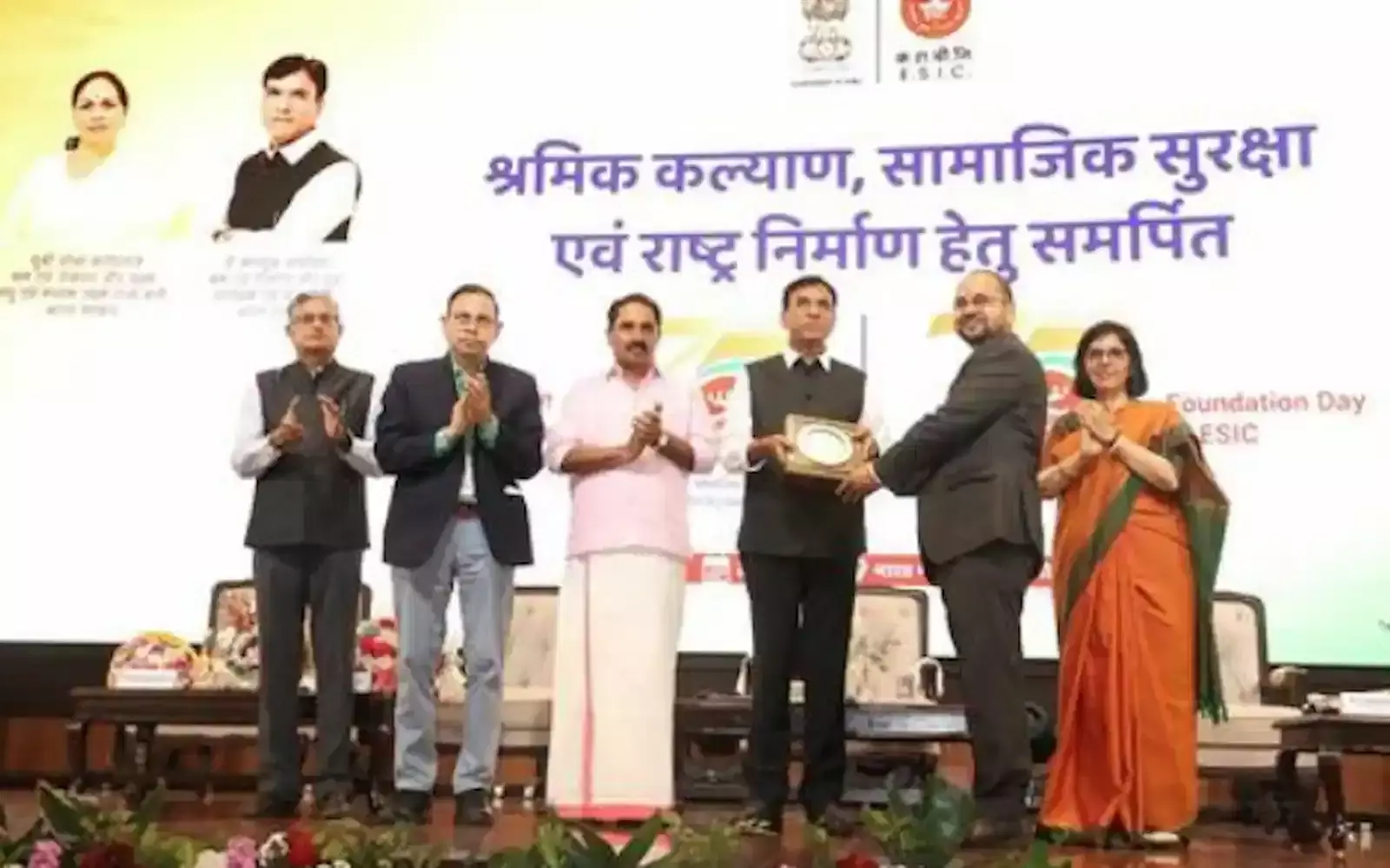 भारत मंडपम में ईएसआईसी के 75वें स्थापना दिवस समारोह के दौरान मंच पर मौजूद डॉ. मनसुख मांडविया और अन्य गणमान्य अधिकारी।