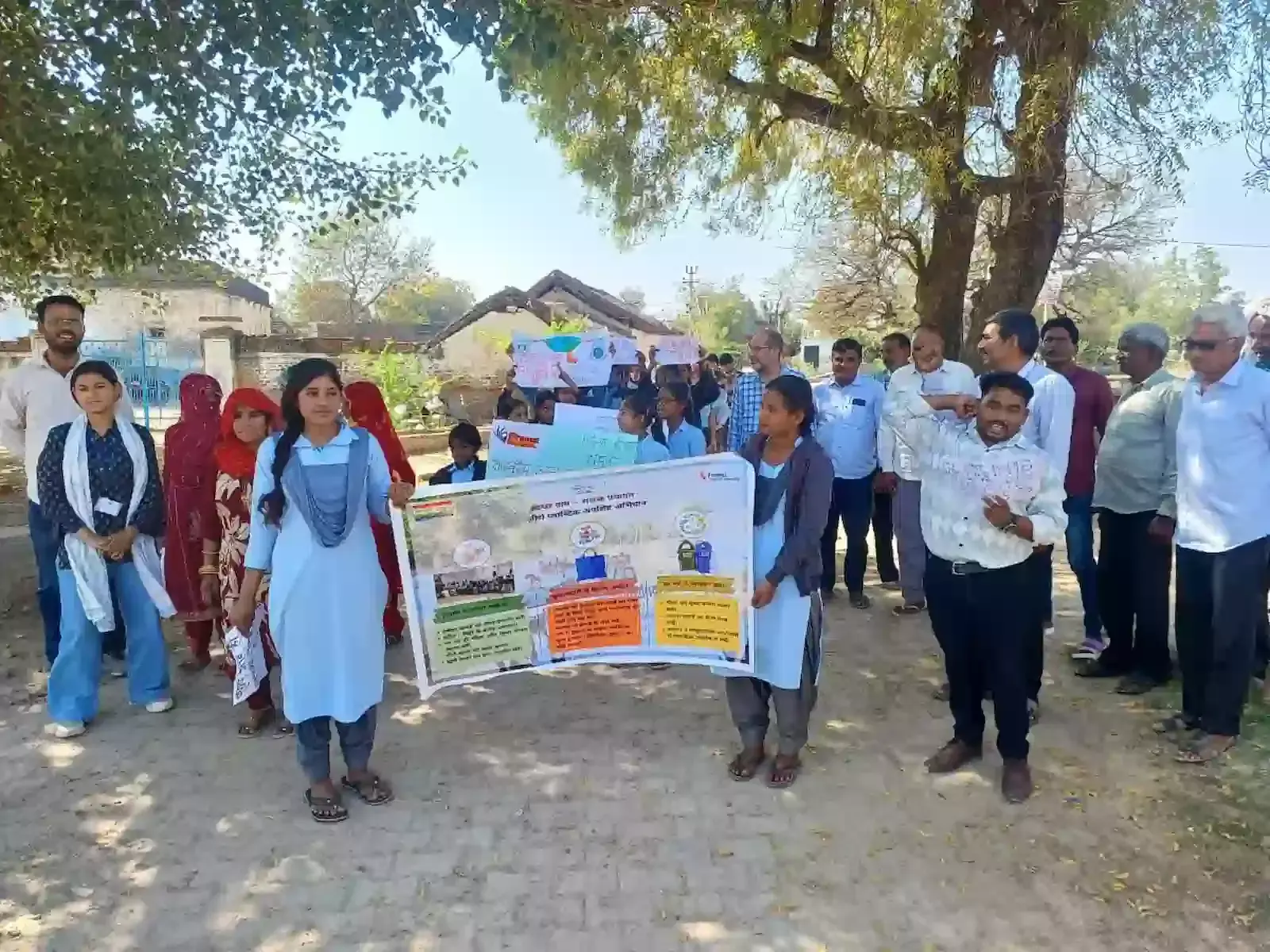 हंसासरी के राजकीय विद्यालय में जीरो प्लास्टिक जागरूकता रैली के दौरान बैनर लेकर चलते छात्र और ग्रामीण। हंसासरी के राजकीय विद्यालय में जीरो प्लास्टिक जागरूकता रैली के दौरान बैनर लेकर चलते छात्र और ग्रामीण।