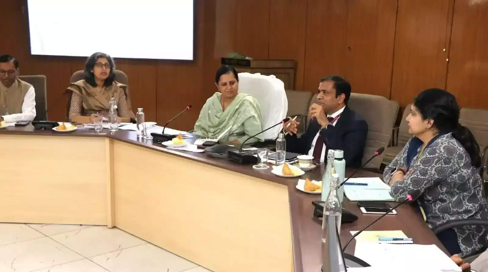 जयपुर के पंत कृषि भवन के सभा कक्ष में वरिष्ठ अधिकारी कृषि योजनाओं की समीक्षा बैठक करते हुए। जयपुर के पंत कृषि भवन के सभा कक्ष में वरिष्ठ अधिकारी कृषि योजनाओं की समीक्षा बैठक करते हुए।