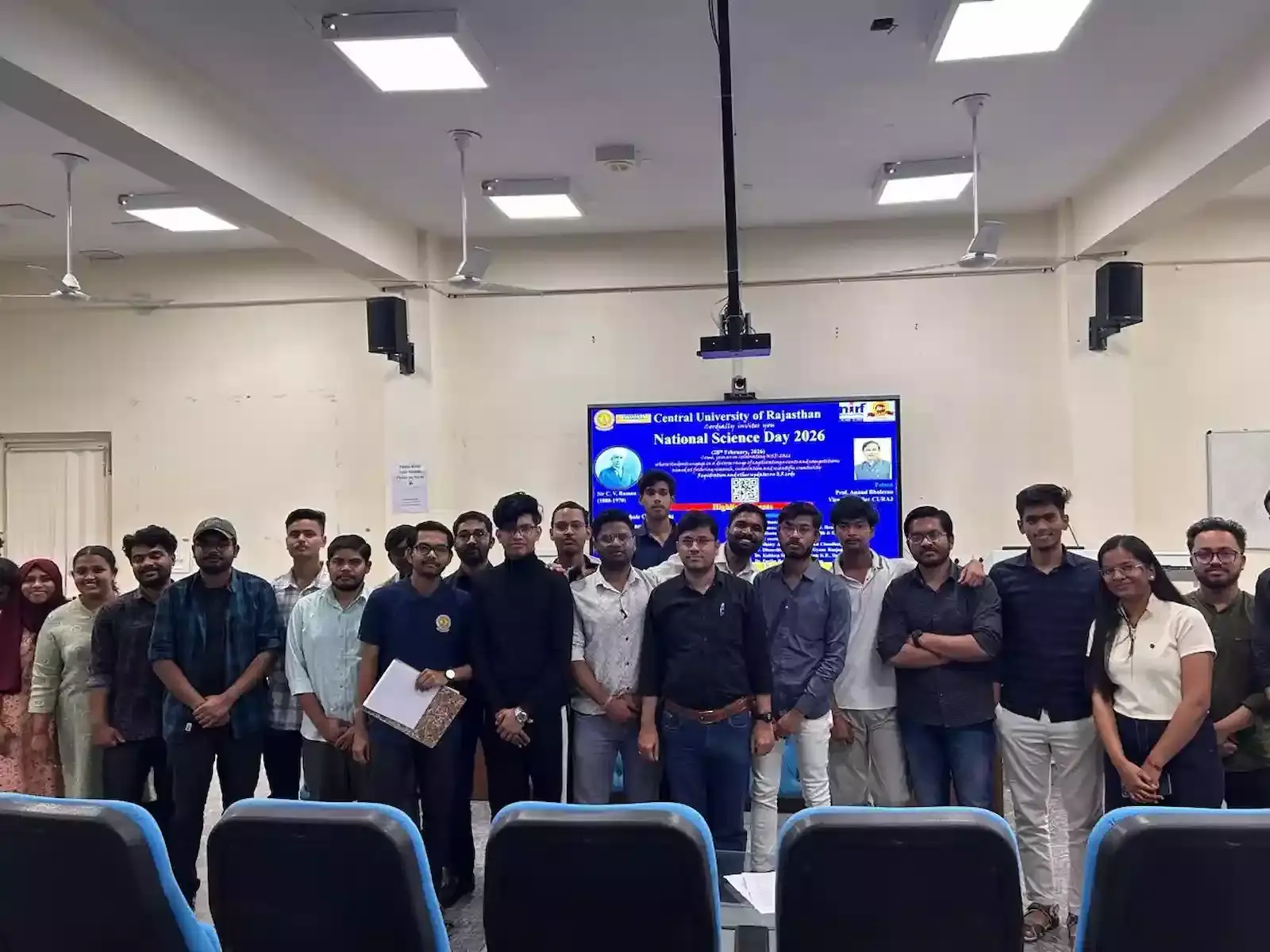 राजस्थान केंद्रीय विश्वविद्यालय के परिसर में विज्ञान प्रदर्शनी के दौरान मॉडल दिखाते विद्यार्थी और शोधार्थी। राजस्थान केंद्रीय विश्वविद्यालय के परिसर में विज्ञान प्रदर्शनी के दौरान मॉडल दिखाते विद्यार्थी और शोधार्थी।