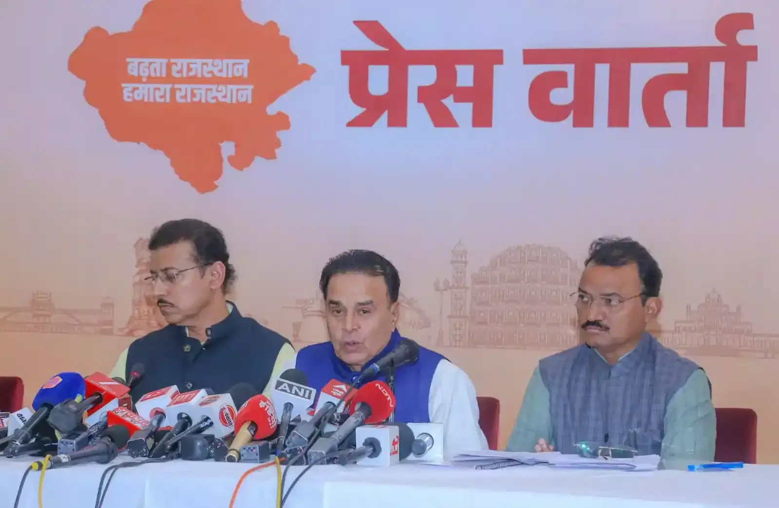 जयपुर विधानसभा सचिवालय में मुख्यमंत्री भजनलाल शर्मा और कैबिनेट मंत्रियों की बैठक का दृश्य। जयपुर विधानसभा सचिवालय में मुख्यमंत्री भजनलाल शर्मा और कैबिनेट मंत्रियों की बैठक का दृश्य।