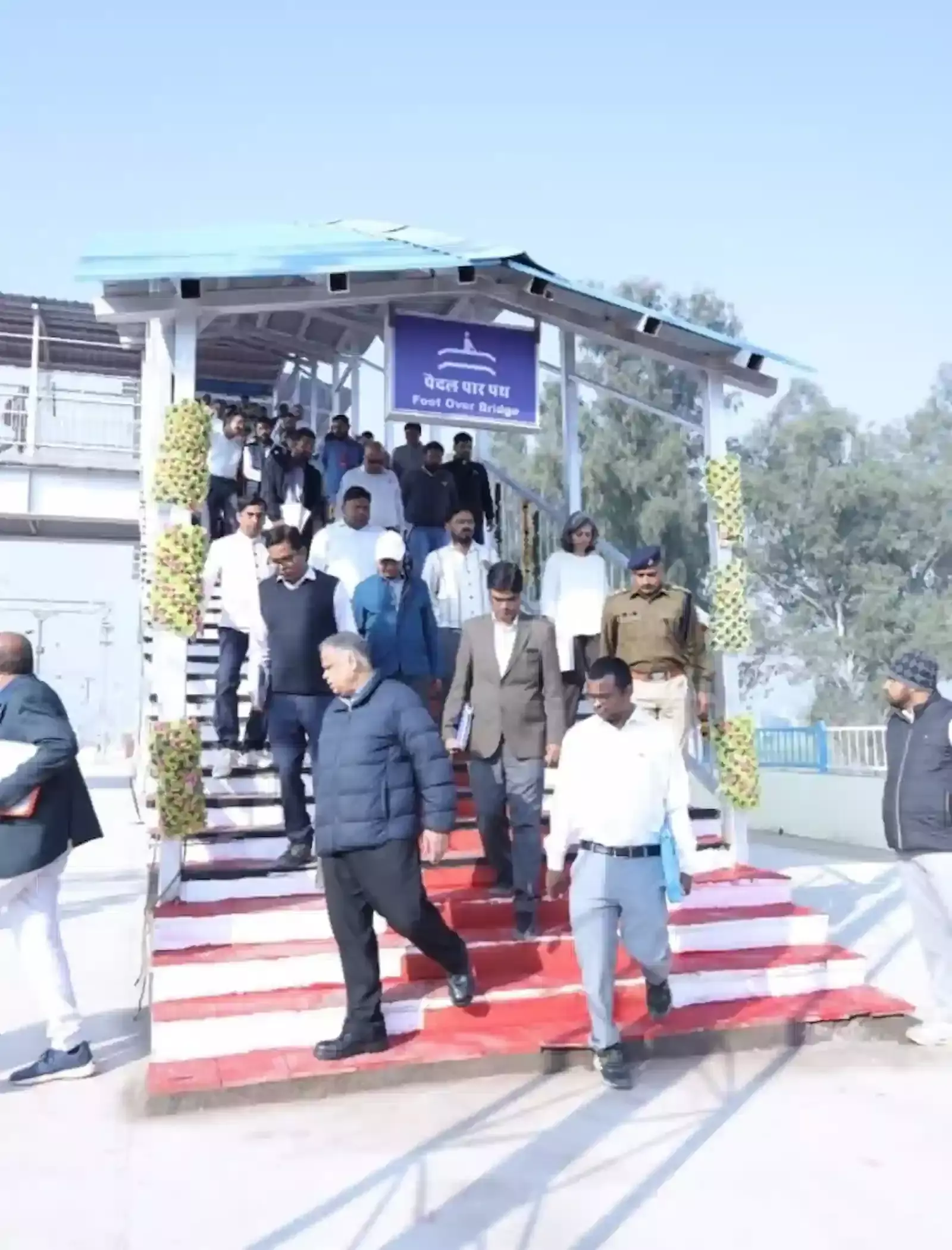 कलानौर कलां रेलवे स्टेशन पर दोहरीकरण कार्य का निरीक्षण करते रेल संरक्षा आयुक्त और अधिकारीगण। कलानौर कलां रेलवे स्टेशन पर दोहरीकरण कार्य का निरीक्षण करते रेल संरक्षा आयुक्त और अधिकारीगण।