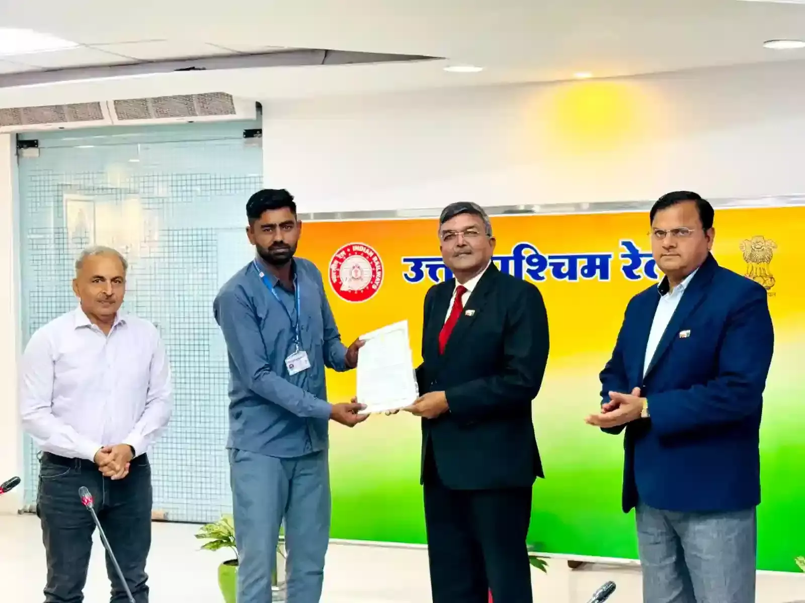 जयपुर में उत्तर पश्चिम रेलवे मुख्यालय की बैठक में महाप्रबंधक अमिताभ रेलकर्मियों को सम्मानित कर रहे हैं। जयपुर में उत्तर पश्चिम रेलवे मुख्यालय की बैठक में महाप्रबंधक अमिताभ रेलकर्मियों को सम्मानित कर रहे हैं।