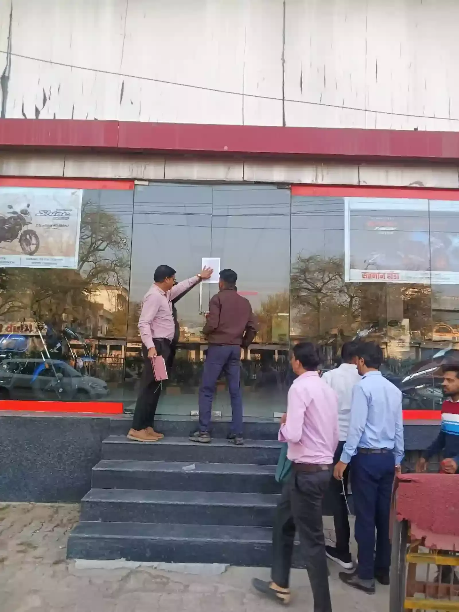 जयपुर के मालवीय नगर में नगर निगम की टीम बकाया टैक्स वसूली के लिए संपत्तियों को कुर्क और सीज करते हुए। जयपुर के मालवीय नगर में नगर निगम की टीम बकाया टैक्स वसूली के लिए संपत्तियों को कुर्क और सीज करते हुए।