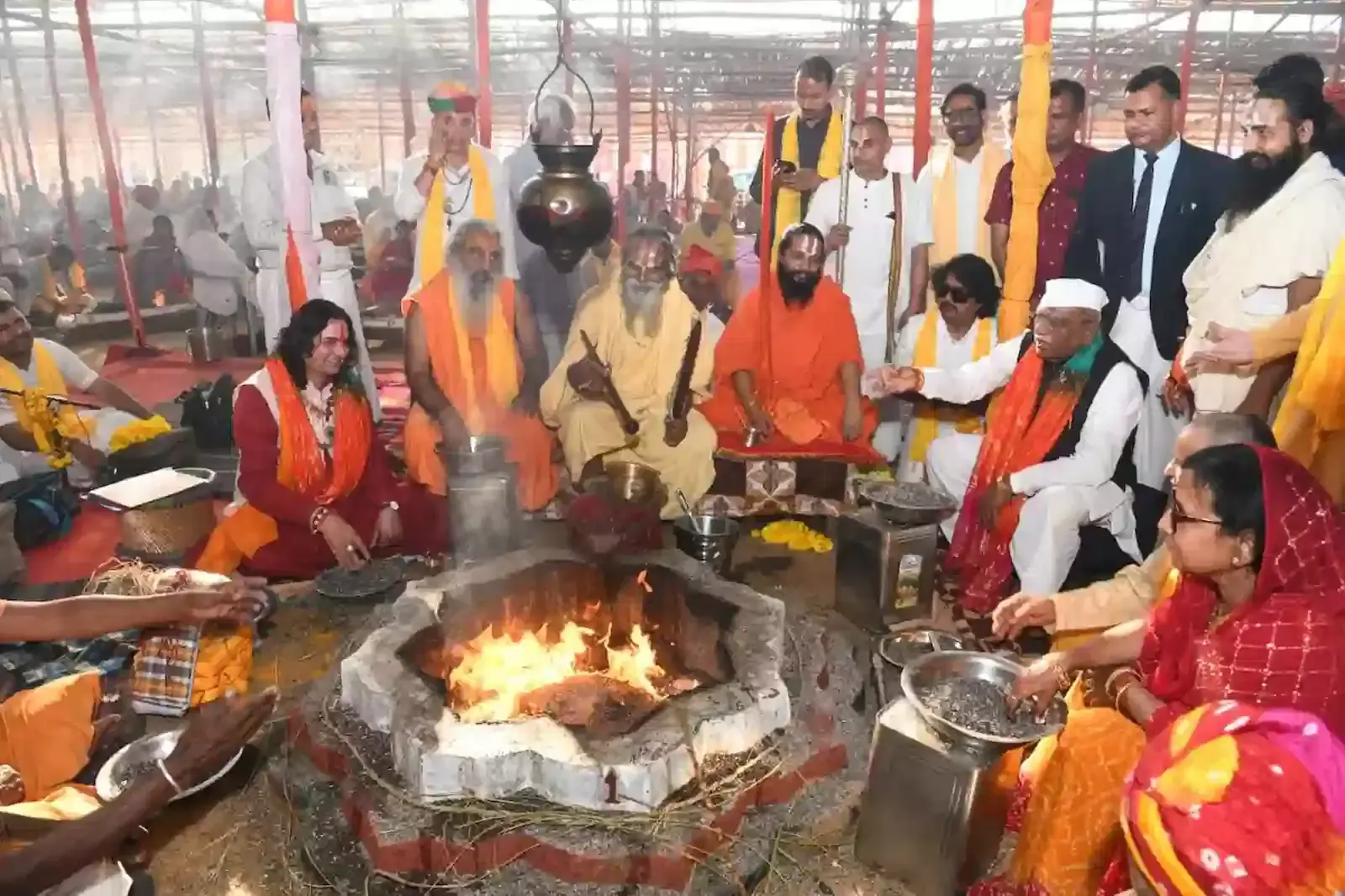 जयपुर के श्री राम महायज्ञ में आहुति देते राज्यपाल हरिभाऊ बागडे की प्रार्थना मुद्रा। जयपुर के श्री राम महायज्ञ में आहुति देते राज्यपाल हरिभाऊ बागडे की प्रार्थना मुद्रा।