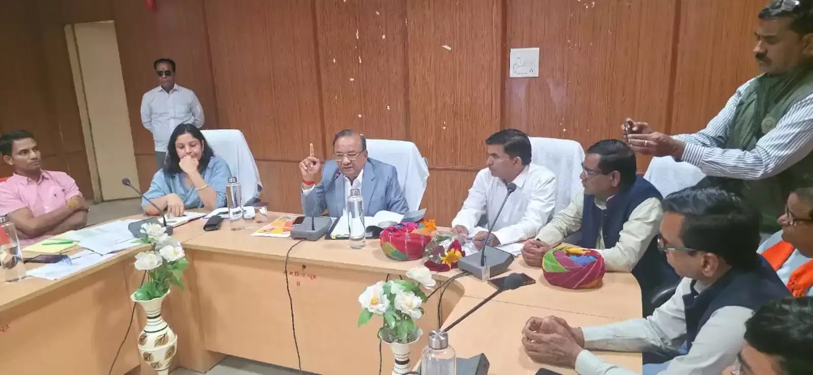 चूरू जिला परिषद सभागार में स्वच्छ भारत मिशन के ब्रांड एंबेसडर के के गुप्ता अधिकारियों के साथ बैठक करते हुए। चूरू जिला परिषद सभागार में स्वच्छ भारत मिशन के ब्रांड एंबेसडर के के गुप्ता अधिकारियों के साथ बैठक करते हुए।