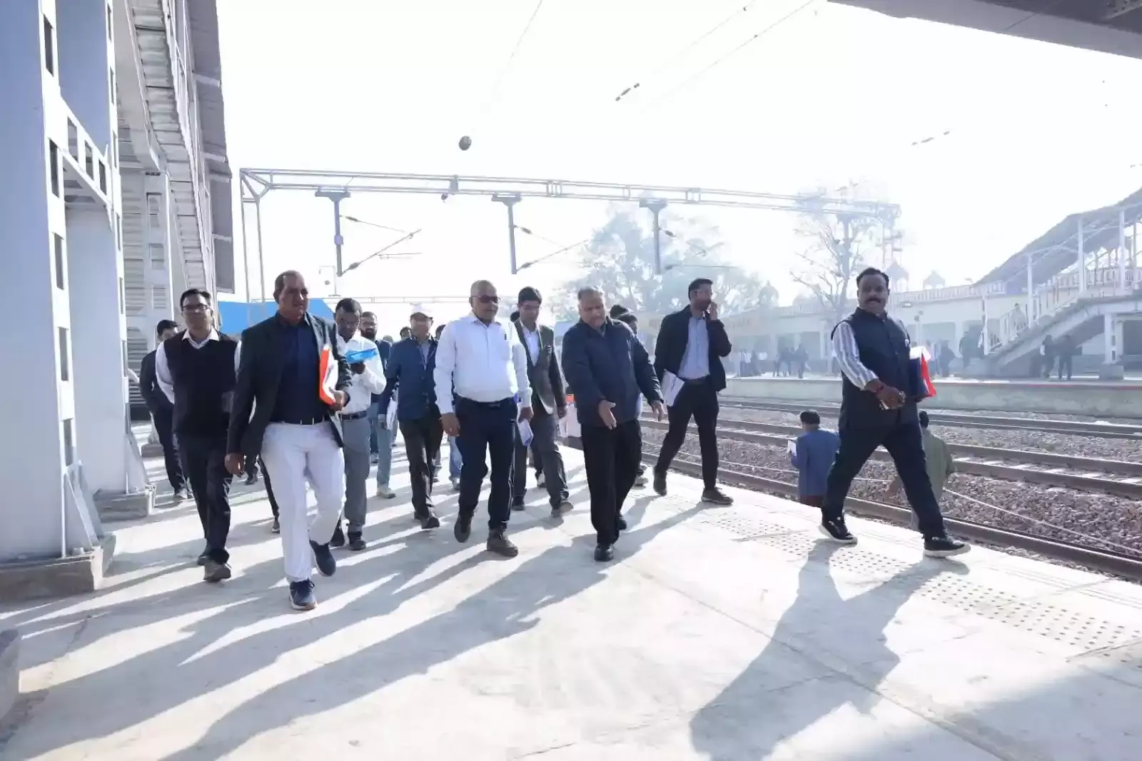 कलानौर कलां डोभभाली रेलखंड पर मोटर ट्रॉली से पटरियों का निरीक्षण करते हुए रेल संरक्षा आयुक्त और बीकानेर रेल मंडल के अधिकारी। कलानौर कलां डोभभाली रेलखंड पर मोटर ट्रॉली से पटरियों का निरीक्षण करते हुए रेल संरक्षा आयुक्त और बीकानेर रेल मंडल के अधिकारी।