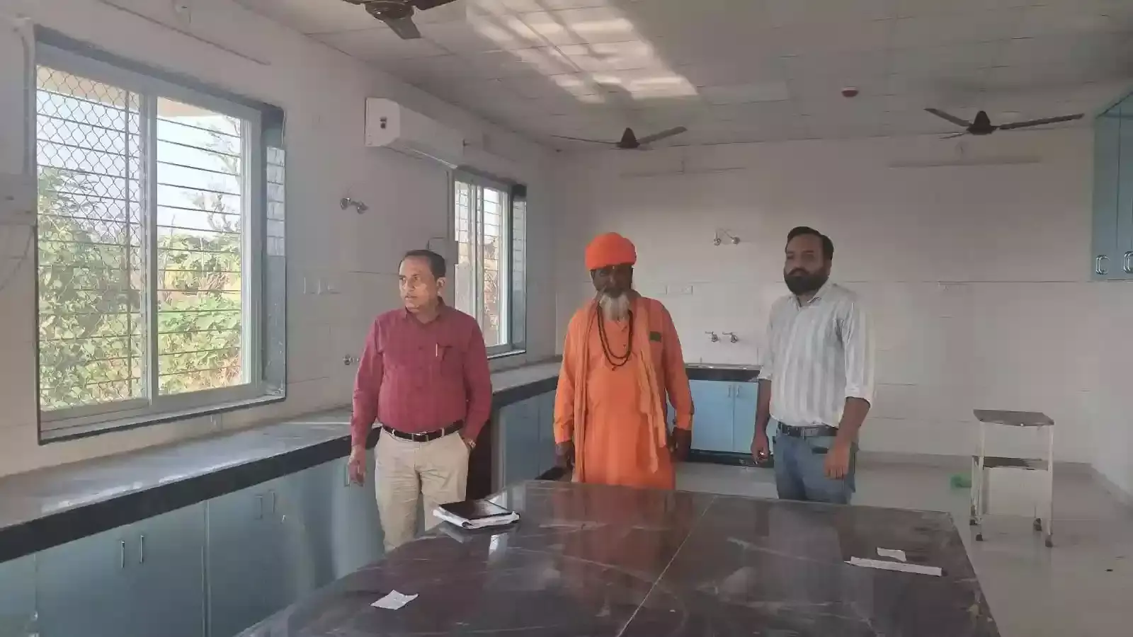 लसाडिया सामुदायिक स्वास्थ्य केंद्र में मुख्य चिकित्साधिकारी डॉ. महेन्द्र परमार नई लैब का निरीक्षण और अधिकारियों से संवाद करते हुए। लसाडिया सामुदायिक स्वास्थ्य केंद्र में मुख्य चिकित्साधिकारी डॉ. महेन्द्र परमार नई लैब का निरीक्षण और अधिकारियों से संवाद करते हुए।