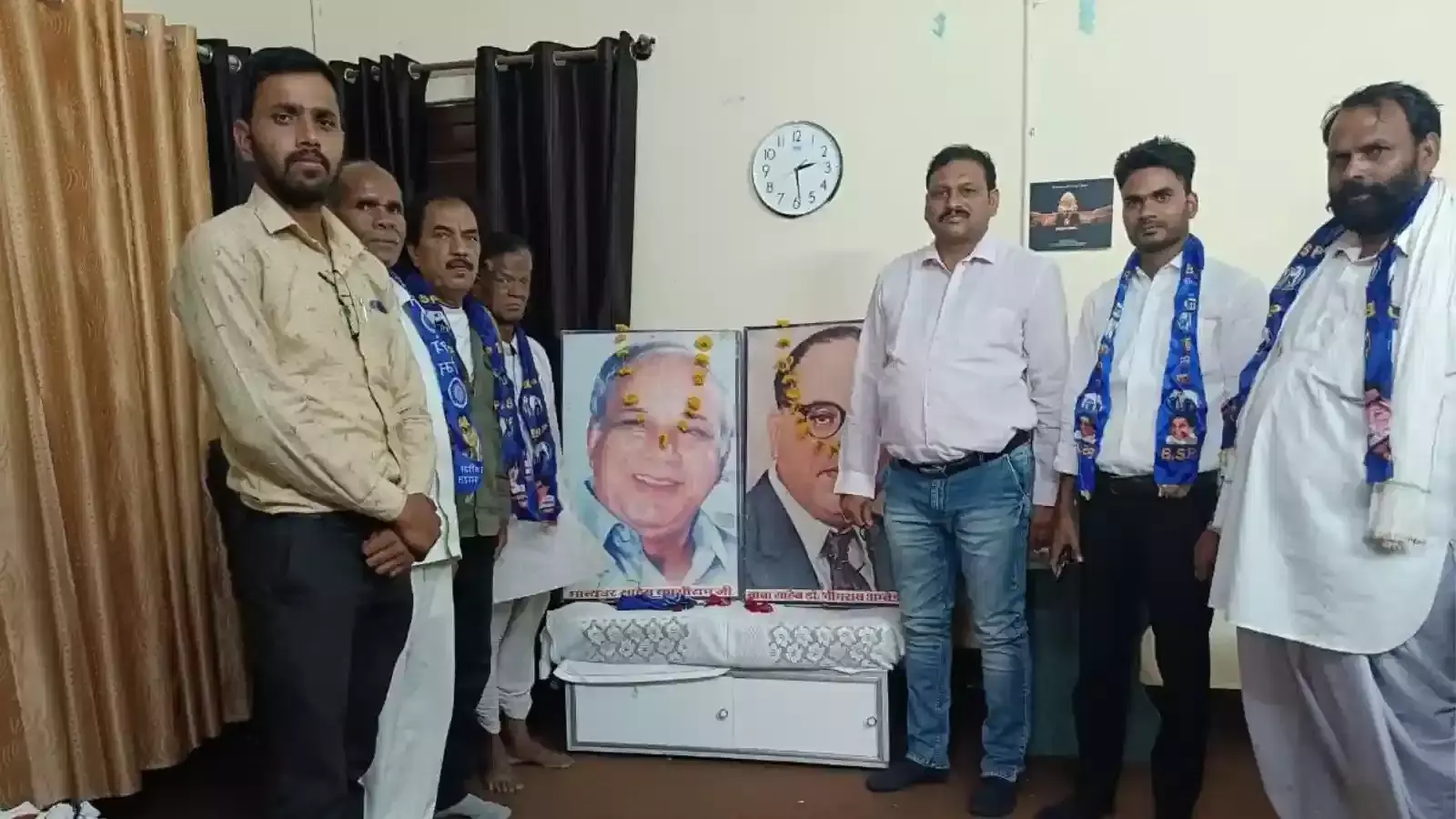 उदयपुर में बसपा की समीक्षा बैठक के दौरान मंच पर बैठे पार्टी पदाधिकारी और कार्यकर्ता। उदयपुर में बसपा की समीक्षा बैठक के दौरान मंच पर बैठे पार्टी पदाधिकारी और कार्यकर्ता।