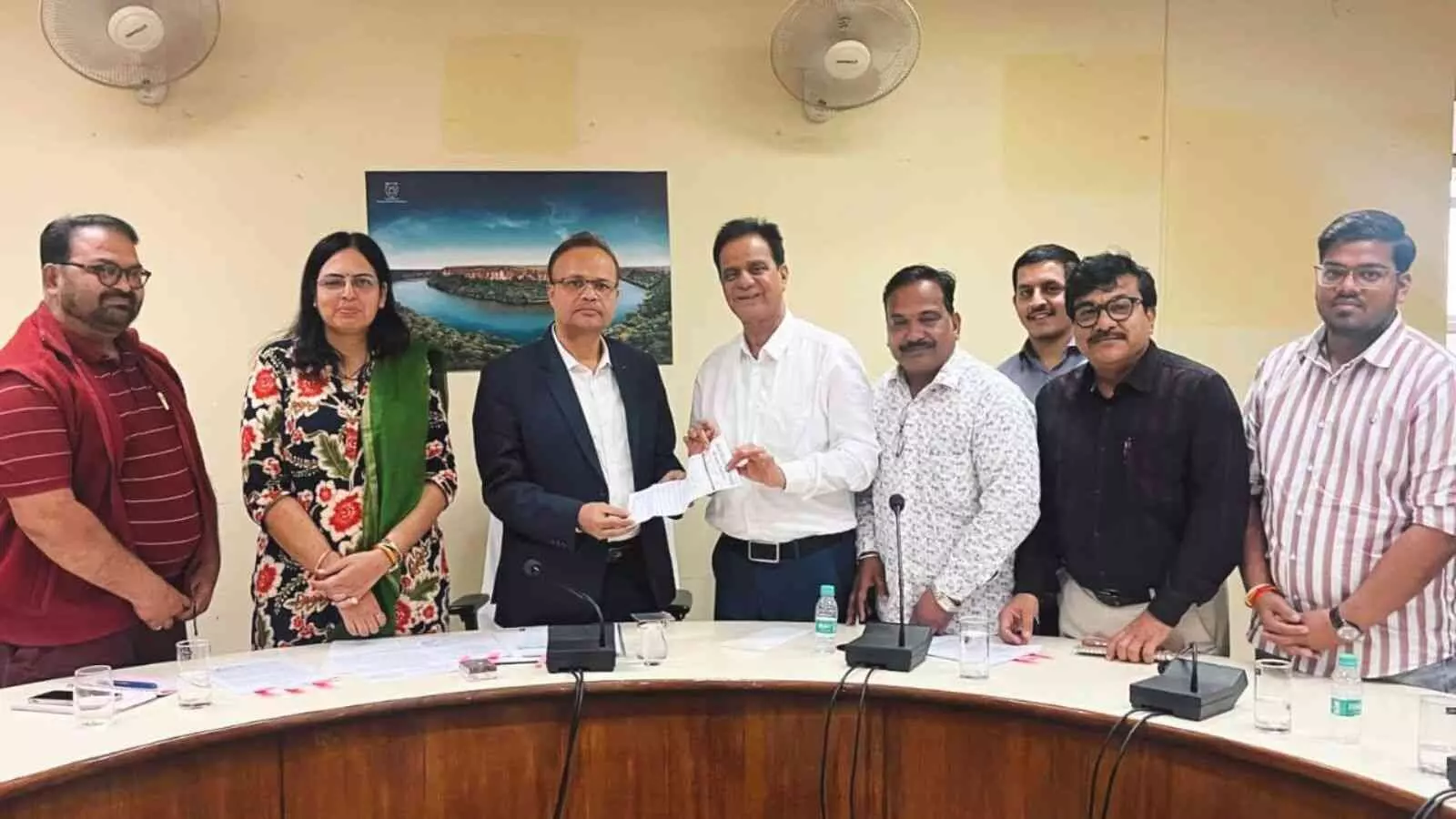 कोटा के सीएडी सभागार में संभागीय आयुक्त और अधिकारी हाड़ौती पर्यटन विकास के लिए बैठक करते हुए। कोटा के सीएडी सभागार में संभागीय आयुक्त और अधिकारी हाड़ौती पर्यटन विकास के लिए बैठक करते हुए।