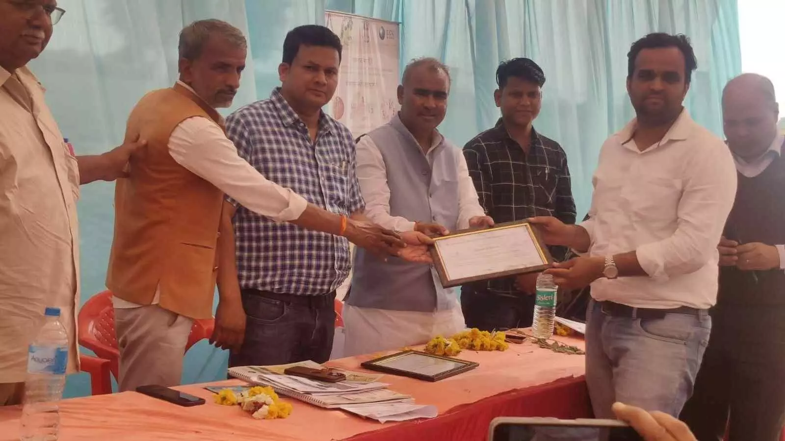 अटरू के चरडाना में सामुदायिक नेतृत्व उत्सव के दौरान मंच पर चर्चा करते अतिथि और प्रतिभागी। अटरू के चरडाना में सामुदायिक नेतृत्व उत्सव के दौरान मंच पर चर्चा करते अतिथि और प्रतिभागी।