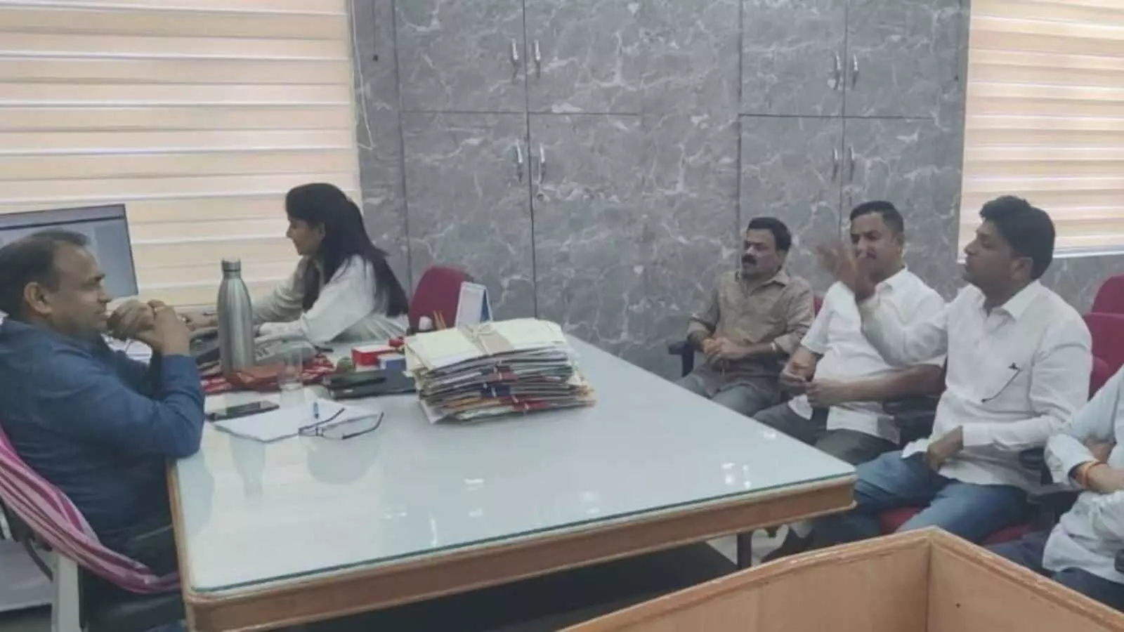 बारां कलेक्ट्रेट में अतिरिक्त जिला कलेक्टर के साथ बैठक करते भाजपा नेता महावीर सिंह हाड़ा और व्यापारी प्रतिनिधि मंडल। बारां कलेक्ट्रेट में अतिरिक्त जिला कलेक्टर के साथ बैठक करते भाजपा नेता महावीर सिंह हाड़ा और व्यापारी प्रतिनिधि मंडल।