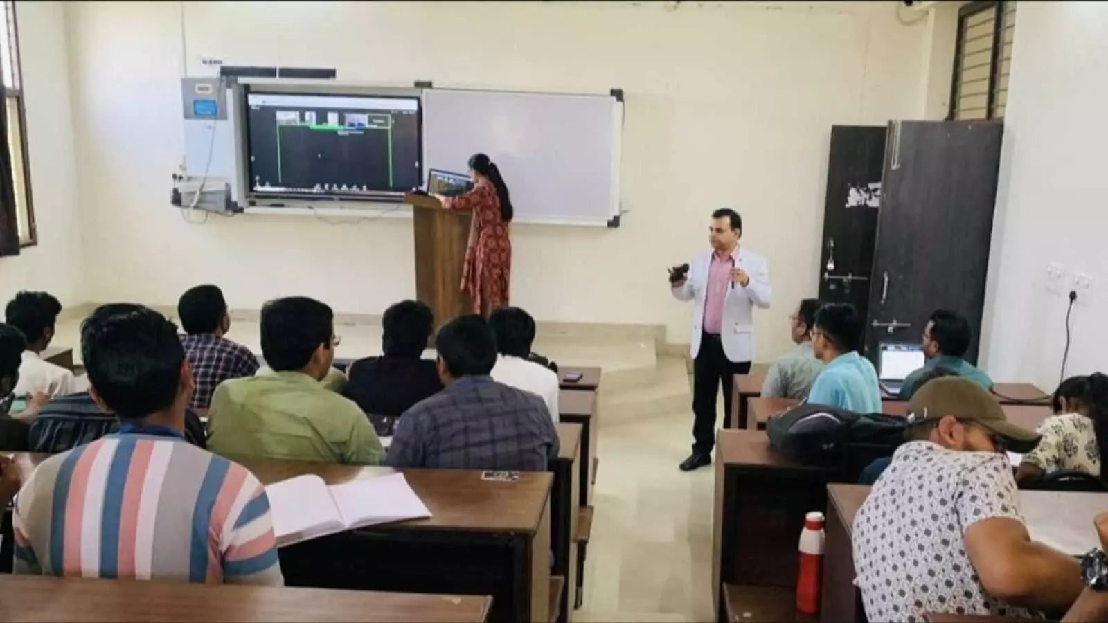 बारां के राजकीय अभियांत्रिकी महाविद्यालय में ऑनलाइन माध्यम से एआई कार्यशाला में भाग लेते हुए छात्र और प्राध्यापक। बारां के राजकीय अभियांत्रिकी महाविद्यालय में ऑनलाइन माध्यम से एआई कार्यशाला में भाग लेते हुए छात्र और प्राध्यापक।