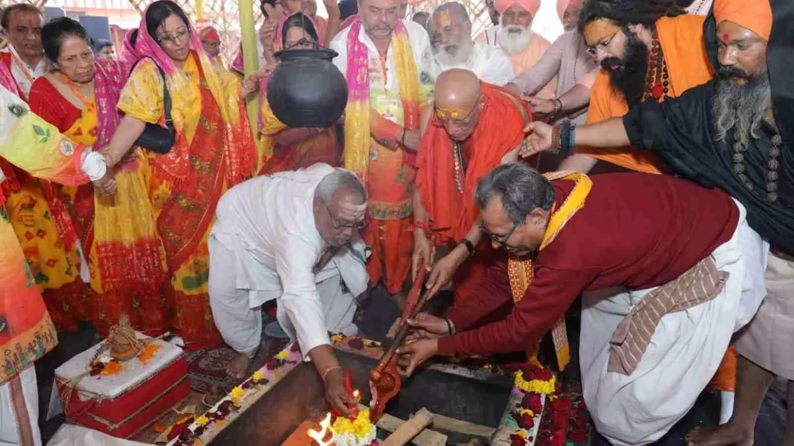 भीलवाड़ा के हरि शेवा आश्रम में भागवत कथा के समापन अवसर पर आरती करते श्रद्धालु और साधु संत। भीलवाड़ा के हरि शेवा आश्रम में भागवत कथा के समापन अवसर पर आरती करते श्रद्धालु और साधु संत।