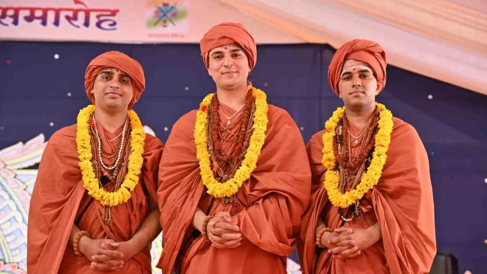 भीलवाड़ा के हरिशेवा आश्रम में सनातन दीक्षा समारोह के दौरान मंच पर बैठे संत और अतिथि।