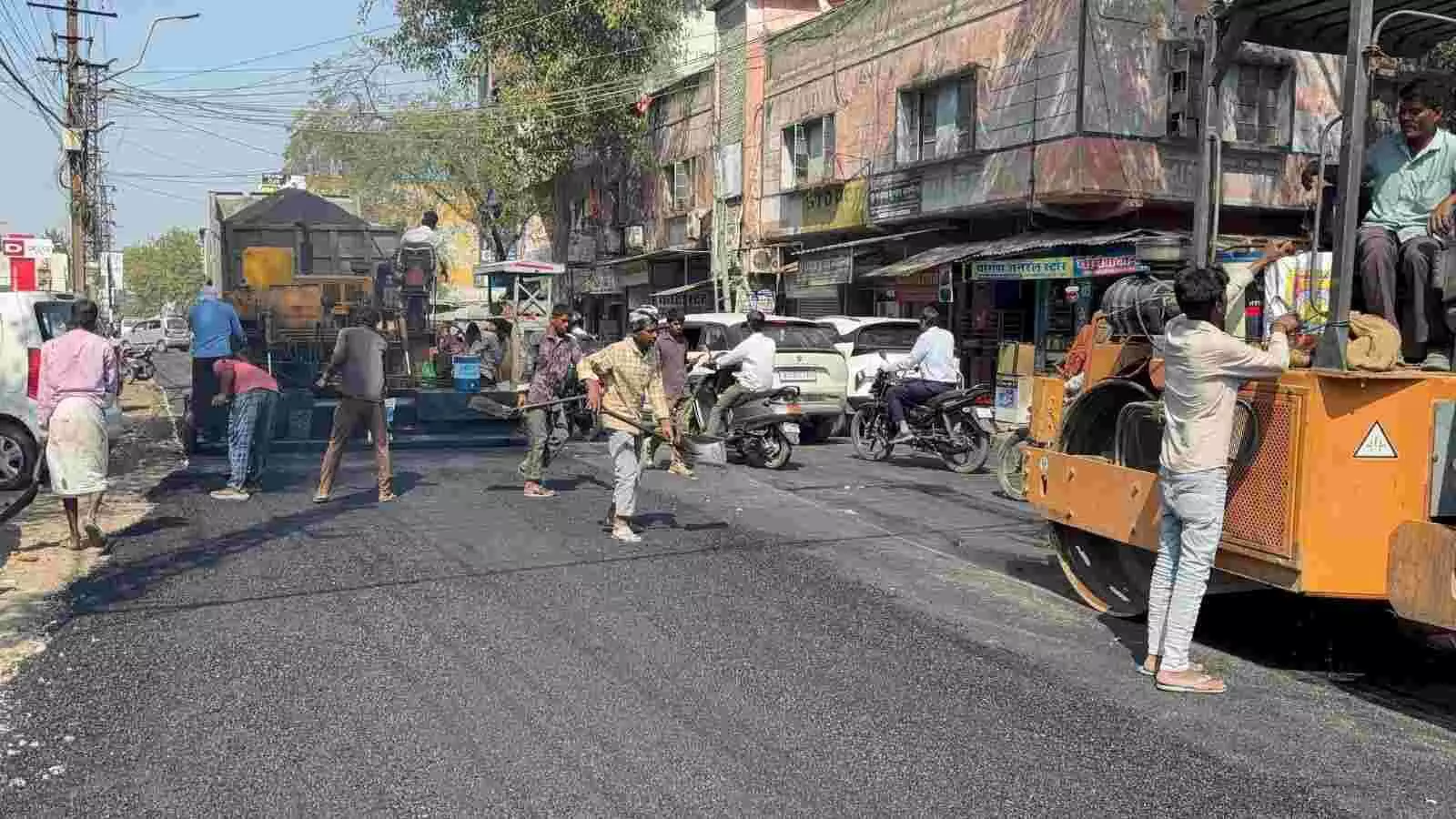 भीलवाड़ा में अमृत-2 योजना के तहत क्षतिग्रस्त सड़क के पुनर्निर्माण कार्य का अवलोकन करते नगर निगम के कर्मचारी। भीलवाड़ा में अमृत-2 योजना के तहत क्षतिग्रस्त सड़क के पुनर्निर्माण कार्य का अवलोकन करते नगर निगम के कर्मचारी।