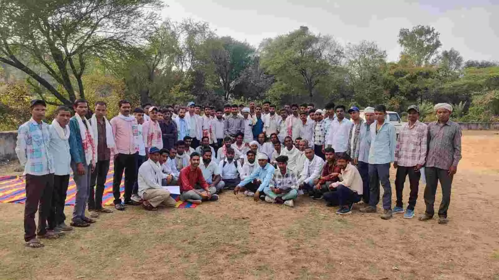 फलासिया में मन्नारे जगदीश पांडोर के जन्म दिवस कार्यक्रम की तैयारी बैठक में शामिल कार्यकर्ता। फलासिया में मन्नारे जगदीश पांडोर के जन्म दिवस कार्यक्रम की तैयारी बैठक में शामिल कार्यकर्ता।