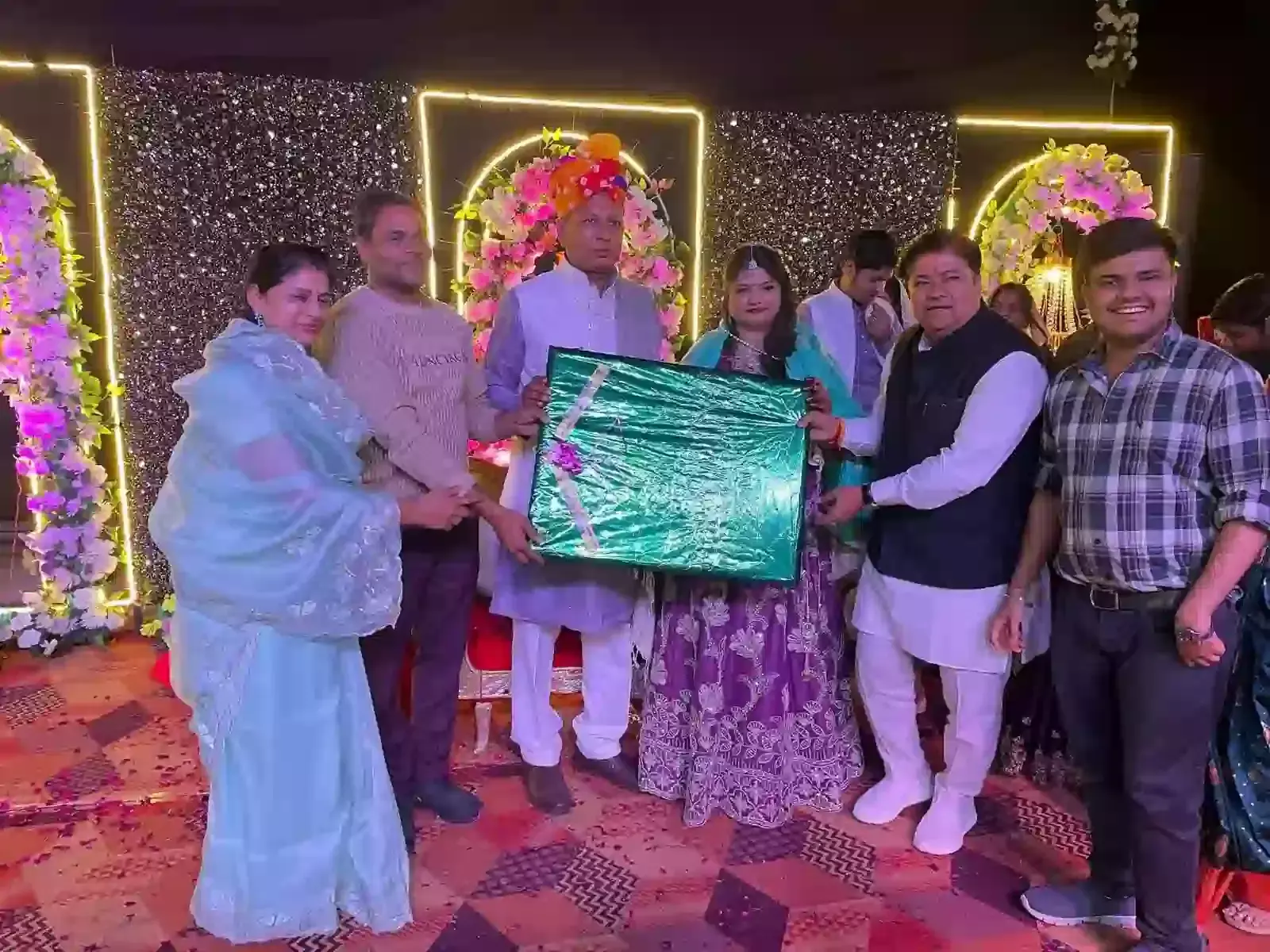 रघुवीर पैराडाइज वजीरपुर में केशव गर्ग और विजय गर्ग अपनी 25वीं शादी की सालगिरह मनाते हुए। रघुवीर पैराडाइज वजीरपुर में केशव गर्ग और विजय गर्ग अपनी 25वीं शादी की सालगिरह मनाते हुए।