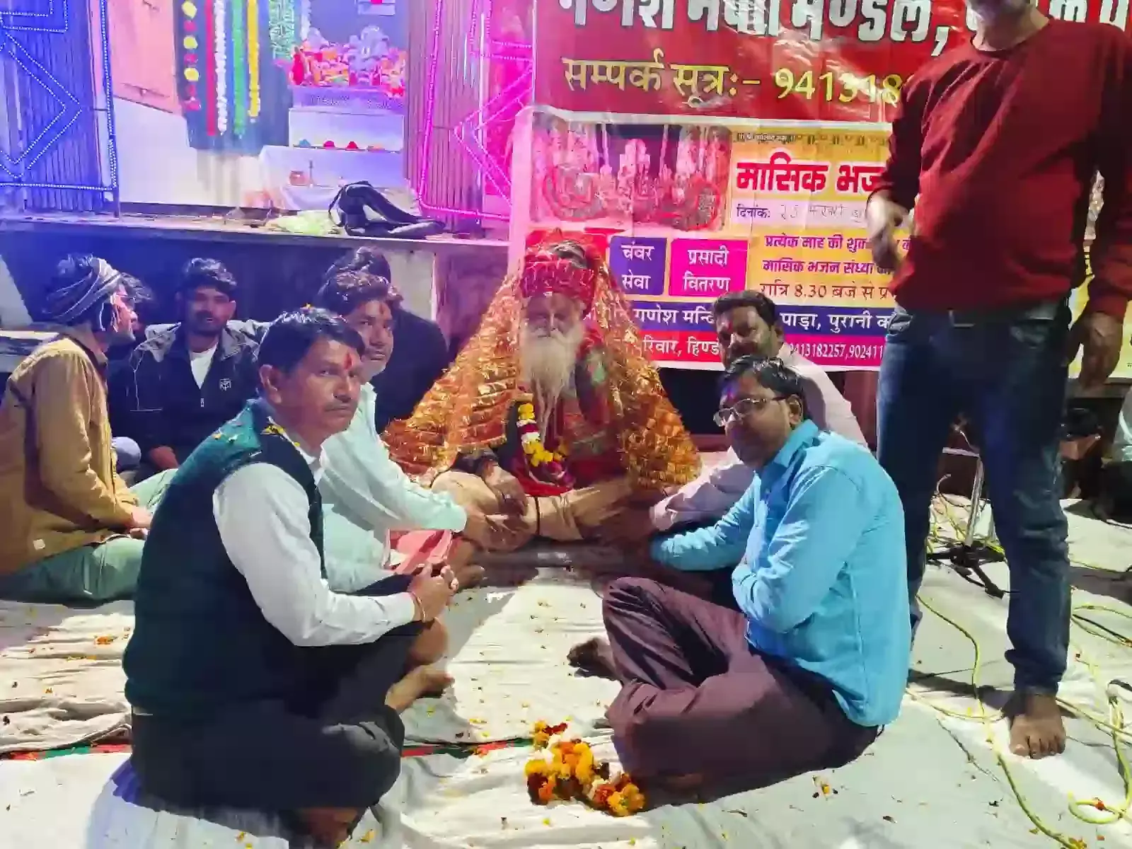 प्राचीन गणेश मंदिर हिंडौन सिटी में फाग महोत्सव के दौरान भगवान गणेश का विशेष श्रृंगार और सजी हुई आकर्षक झांकी। प्राचीन गणेश मंदिर हिंडौन सिटी में फाग महोत्सव के दौरान भगवान गणेश का विशेष श्रृंगार और सजी हुई आकर्षक झांकी।