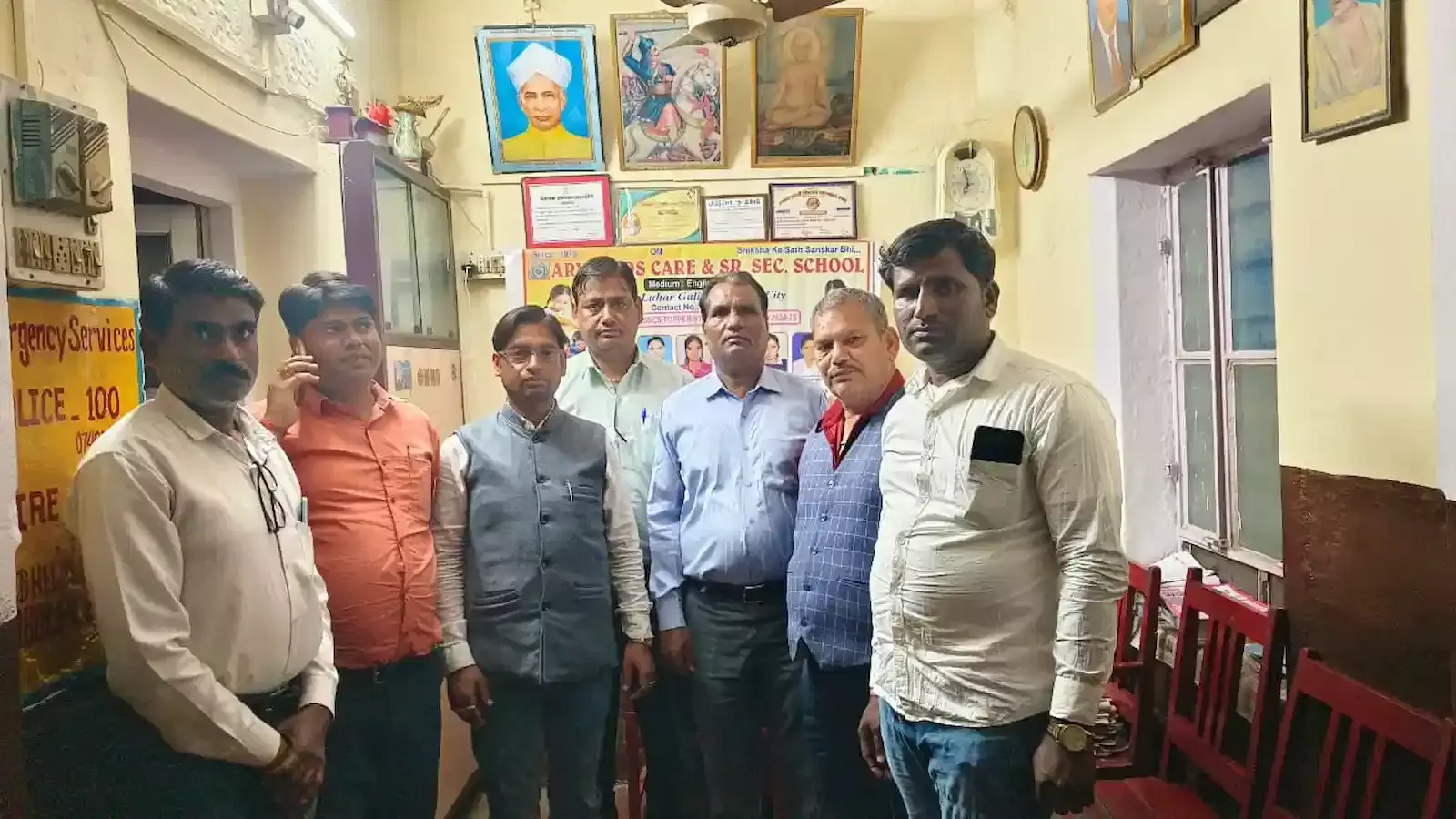 गंगापुर सिटी में स्कूल शिक्षा परिवार की बैठक के दौरान पदाधिकारी और विद्यालय संचालक आगामी वार्षिक परीक्षा व्यवस्था पर चर्चा करते हुए। गंगापुर सिटी में स्कूल शिक्षा परिवार की बैठक के दौरान पदाधिकारी और विद्यालय संचालक आगामी वार्षिक परीक्षा व्यवस्था पर चर्चा करते हुए।
