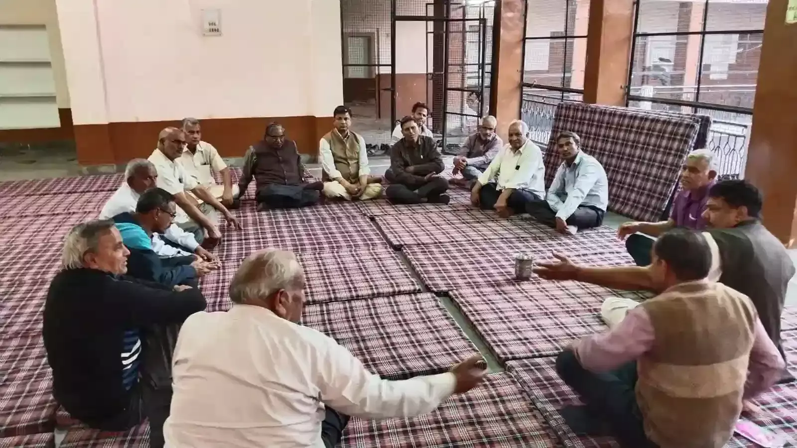 हिंडौन सिटी में इलेक्ट्रिक चाक पर मिट्टी के उत्पाद बनाते शिल्पकार और प्रशिक्षण देते मास्टर ट्रेनर। हिंडौन सिटी में इलेक्ट्रिक चाक पर मिट्टी के उत्पाद बनाते शिल्पकार और प्रशिक्षण देते मास्टर ट्रेनर।