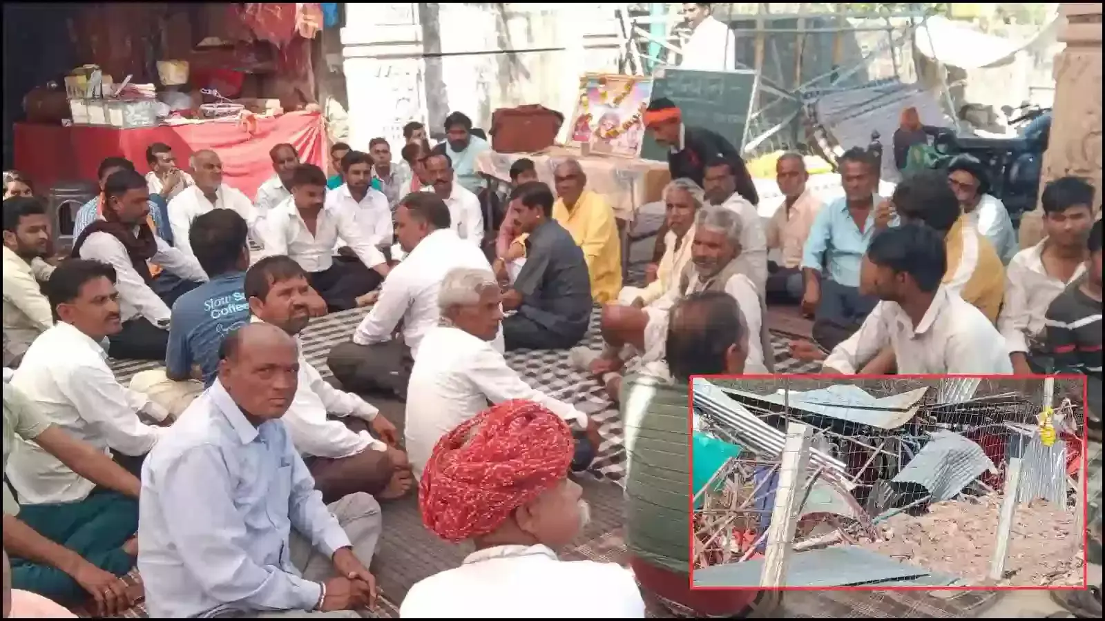 सवाई माधोपुर के चौथ का बरवाड़ा में मलबे के पास धरने पर बैठे प्रदर्शनकारी दुकानदार और ग्रामीण। सवाई माधोपुर के चौथ का बरवाड़ा में मलबे के पास धरने पर बैठे प्रदर्शनकारी दुकानदार और ग्रामीण।