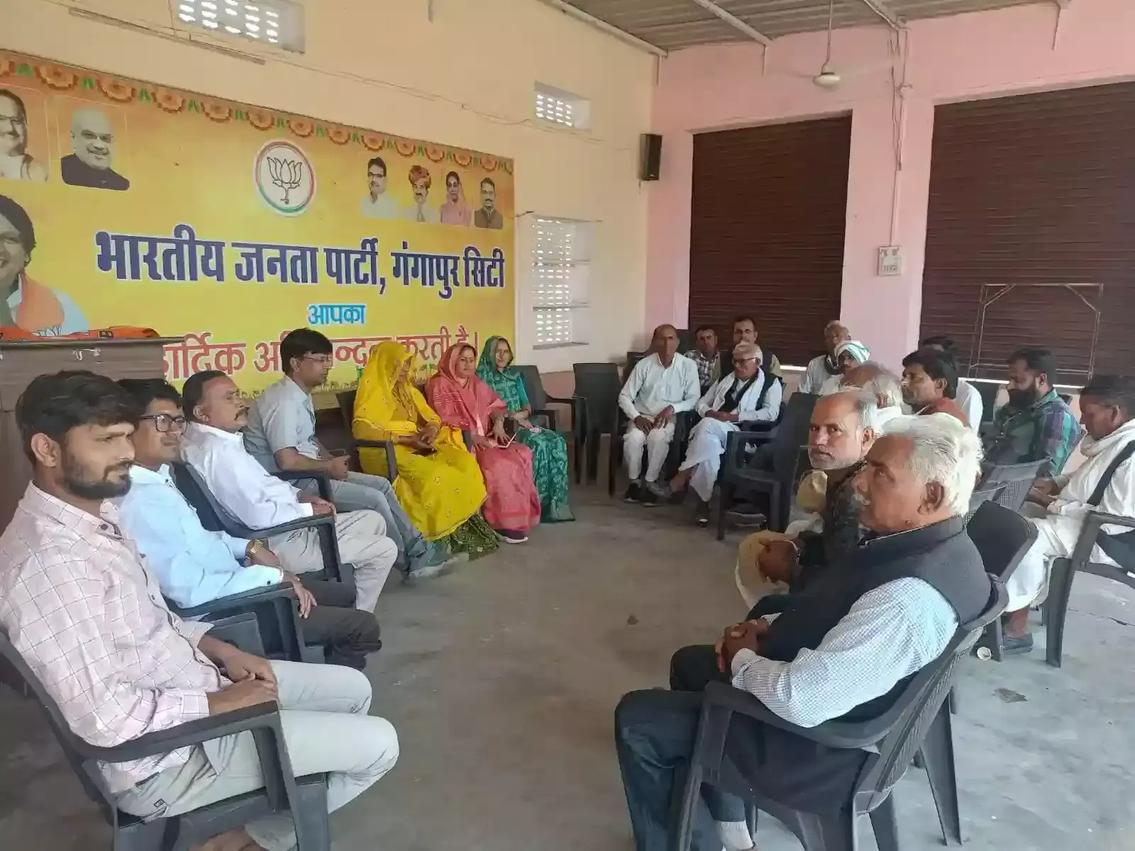 गंगापुर सिटी में भाजपा ग्रामीण मंडल की बैठक के दौरान मंच पर बैठे पदाधिकारी और सामने उपस्थित कार्यकर्ता। गंगापुर सिटी में भाजपा ग्रामीण मंडल की बैठक के दौरान मंच पर बैठे पदाधिकारी और सामने उपस्थित कार्यकर्ता।