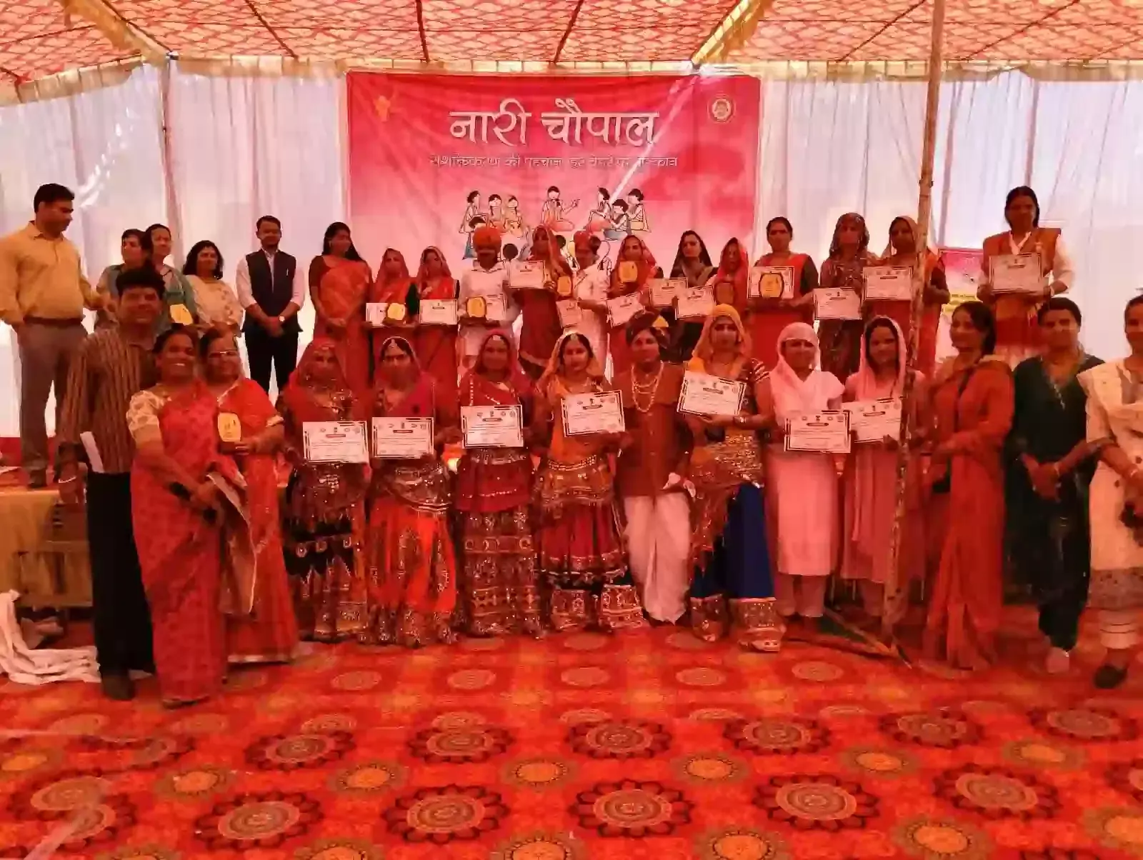 दूदू में आयोजित नारी चौपाल कार्यक्रम के दौरान मंच पर उपस्थित अतिथि और एकत्रित महिला शक्ति। दूदू में आयोजित नारी चौपाल कार्यक्रम के दौरान मंच पर उपस्थित अतिथि और एकत्रित महिला शक्ति।