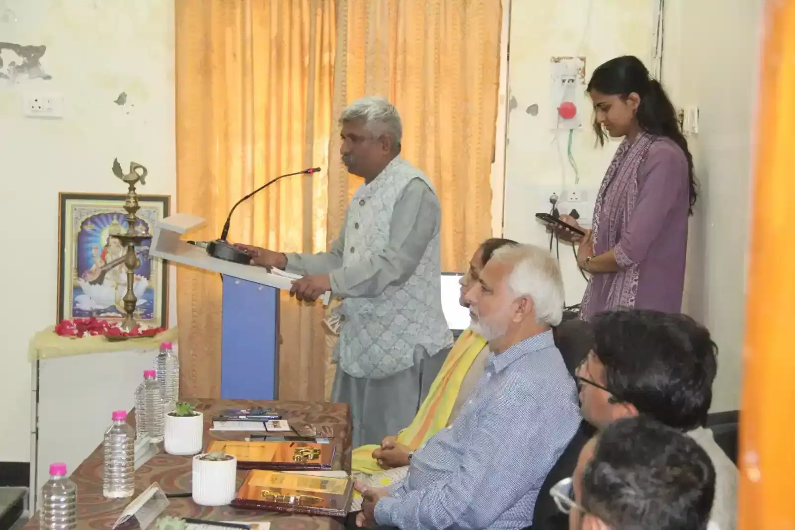 राजस्थान केंद्रीय विश्वविद्यालय में आयोजित डेटा एनालिसिस कार्यशाला के दौरान मंचासीन अतिथि और उपस्थित शोध प्रतिभागी। राजस्थान केंद्रीय विश्वविद्यालय में आयोजित डेटा एनालिसिस कार्यशाला के दौरान मंचासीन अतिथि और उपस्थित शोध प्रतिभागी।