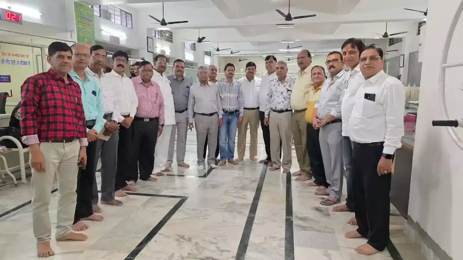 महावीर नगर चिकित्सालय में जैन मंदिर कार्यकारिणी सदस्य मेडिकल उपकरण भेंट करते हुए उपस्थित हैं। महावीर नगर चिकित्सालय में जैन मंदिर कार्यकारिणी सदस्य मेडिकल उपकरण भेंट करते हुए उपस्थित हैं।
