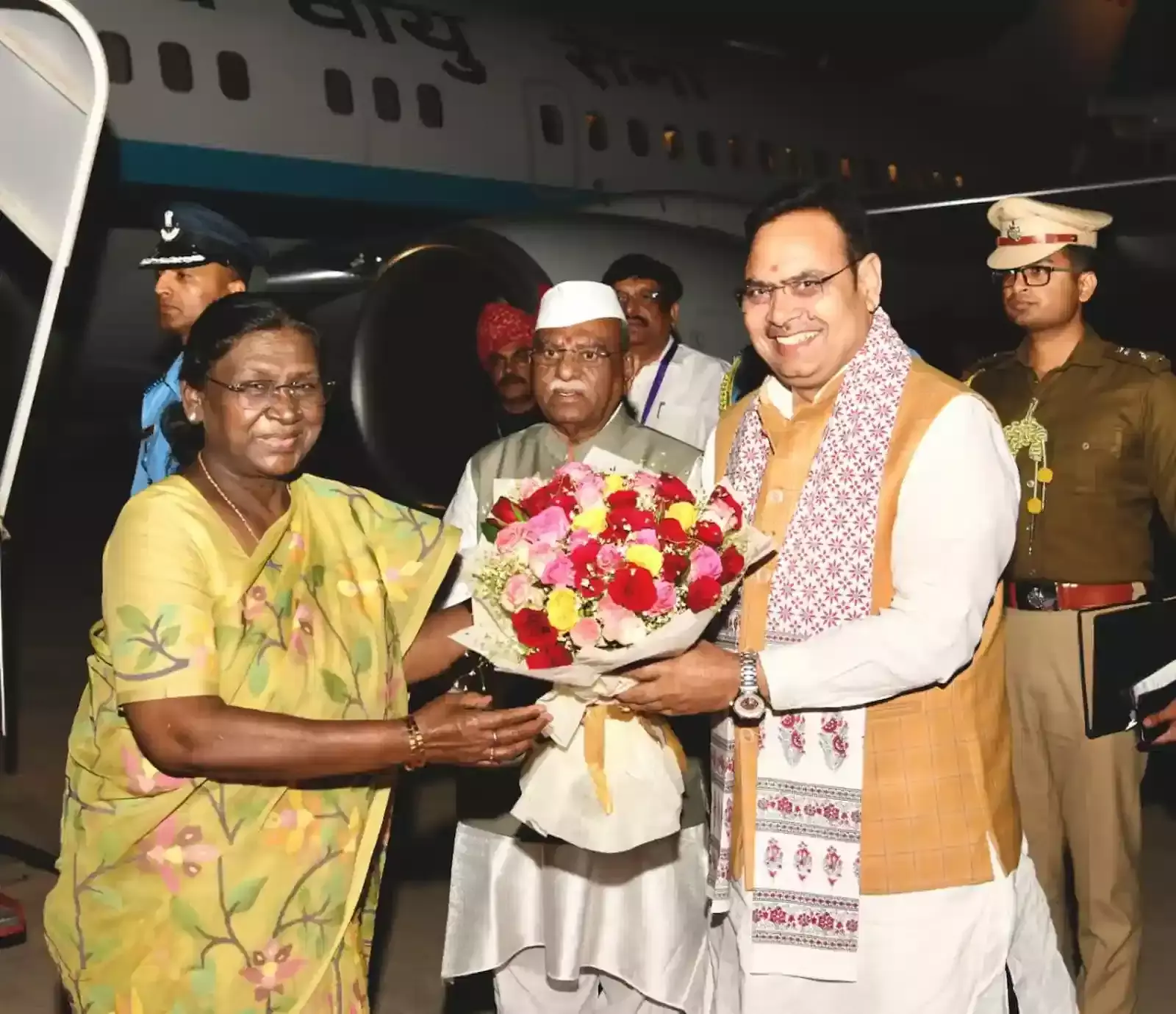 जैसलमेर हवाई अड्डे पर राज्यपाल और मुख्यमंत्री राष्ट्रपति द्रौपदी मुर्मू का पुष्पगुच्छ देकर स्वागत करते हुए। जैसलमेर हवाई अड्डे पर राज्यपाल और मुख्यमंत्री राष्ट्रपति द्रौपदी मुर्मू का पुष्पगुच्छ देकर स्वागत करते हुए।