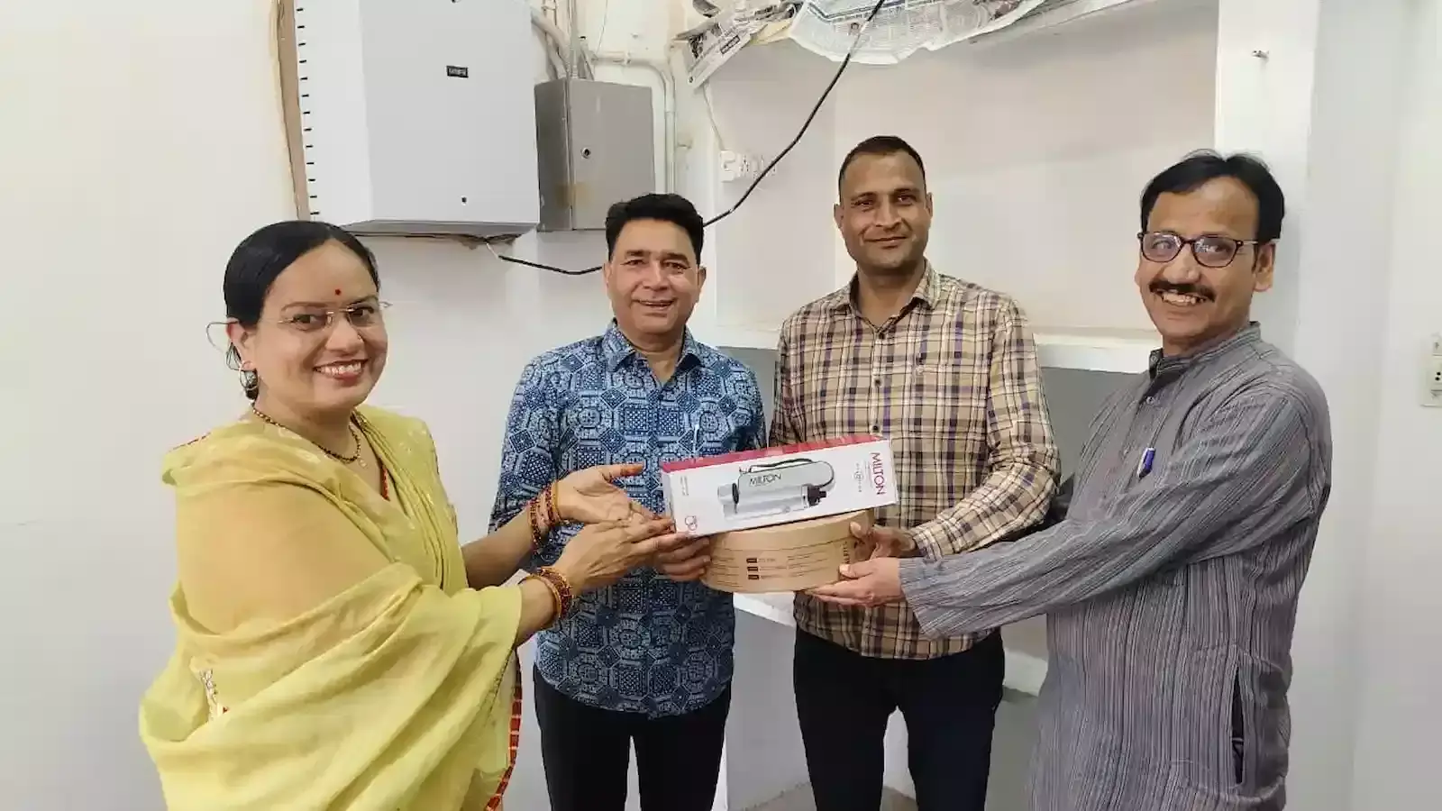 धौलपुर पुलिस कार्यालय में अतिरिक्त पुलिस अधीक्षक द्वारा साइबर सेल टीम के सदस्यों को सम्मान पत्र भेंट करते हुए। धौलपुर पुलिस कार्यालय में अतिरिक्त पुलिस अधीक्षक द्वारा साइबर सेल टीम के सदस्यों को सम्मान पत्र भेंट करते हुए।