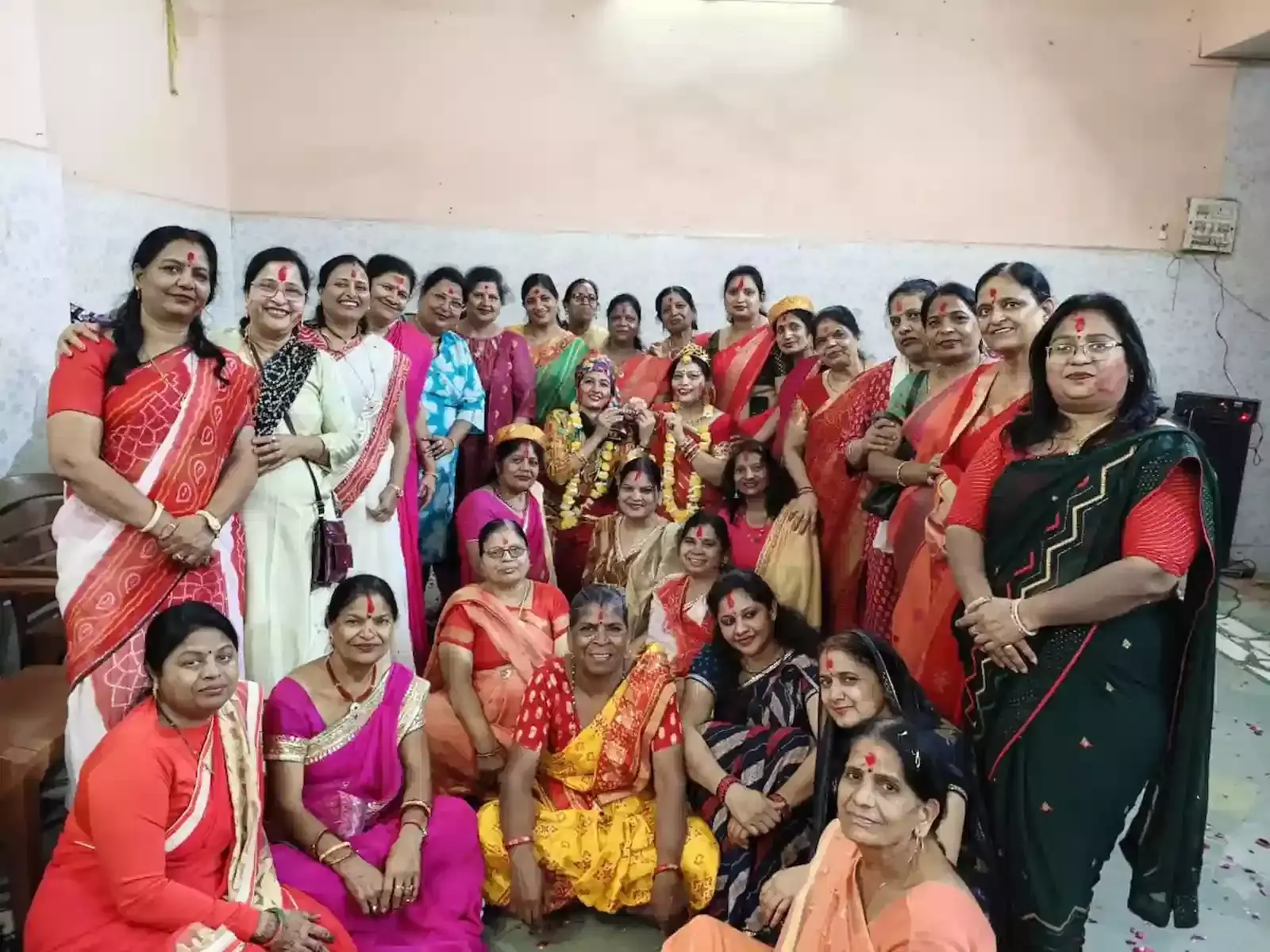 कोटा की अग्रवाल धर्मशाला में फागोत्सव के दौरान राधा कृष्ण बने पात्रों के साथ होली खेलती महिलाएं। कोटा की अग्रवाल धर्मशाला में फागोत्सव के दौरान राधा कृष्ण बने पात्रों के साथ होली खेलती महिलाएं।