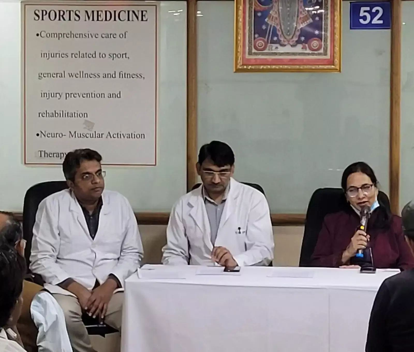 कोटा हार्ट हॉस्पिटल में स्वस्थ हुए नवजात के साथ खड़े चिकित्सा दल के सदस्य और एनआईसीयू स्टाफ। कोटा हार्ट हॉस्पिटल में स्वस्थ हुए नवजात के साथ खड़े चिकित्सा दल के सदस्य और एनआईसीयू स्टाफ।