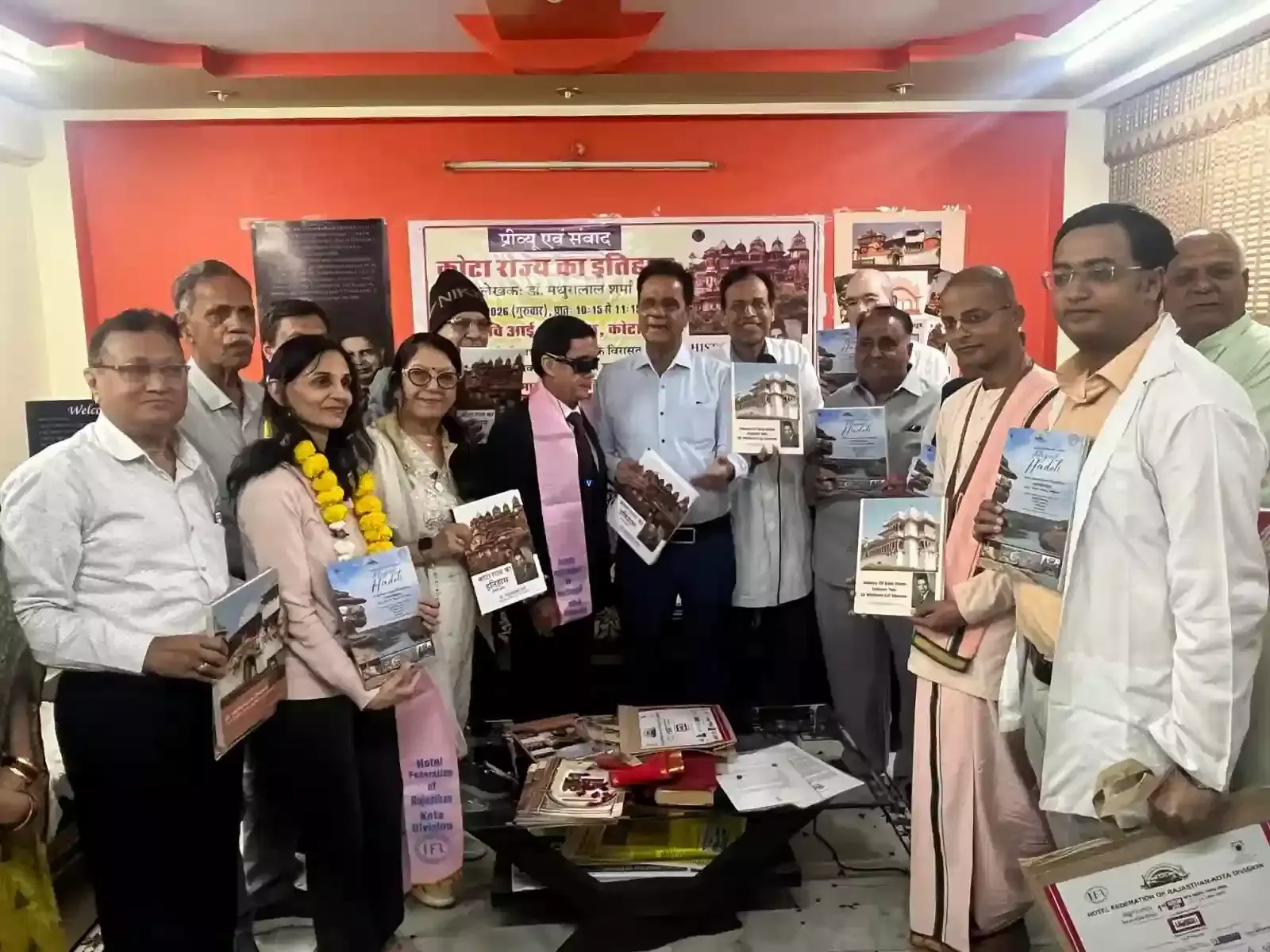 होटल फेडरेशन अध्यक्ष और अन्य अतिथि कोटा राज्य के इतिहास की अंग्रेजी पुस्तिका का विमोचन करते हुए। होटल फेडरेशन अध्यक्ष और अन्य अतिथि कोटा राज्य के इतिहास की अंग्रेजी पुस्तिका का विमोचन करते हुए।