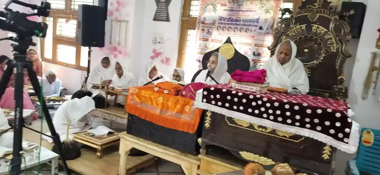 कोटा के सफेद जैन मंदिर में श्री सिद्धचक्र महामंडल विधान के दौरान अर्घ्य समर्पित करते श्रद्धालु और जैन समाज के गणमान्य नागरिक। कोटा के सफेद जैन मंदिर में श्री सिद्धचक्र महामंडल विधान के दौरान अर्घ्य समर्पित करते श्रद्धालु और जैन समाज के गणमान्य नागरिक।