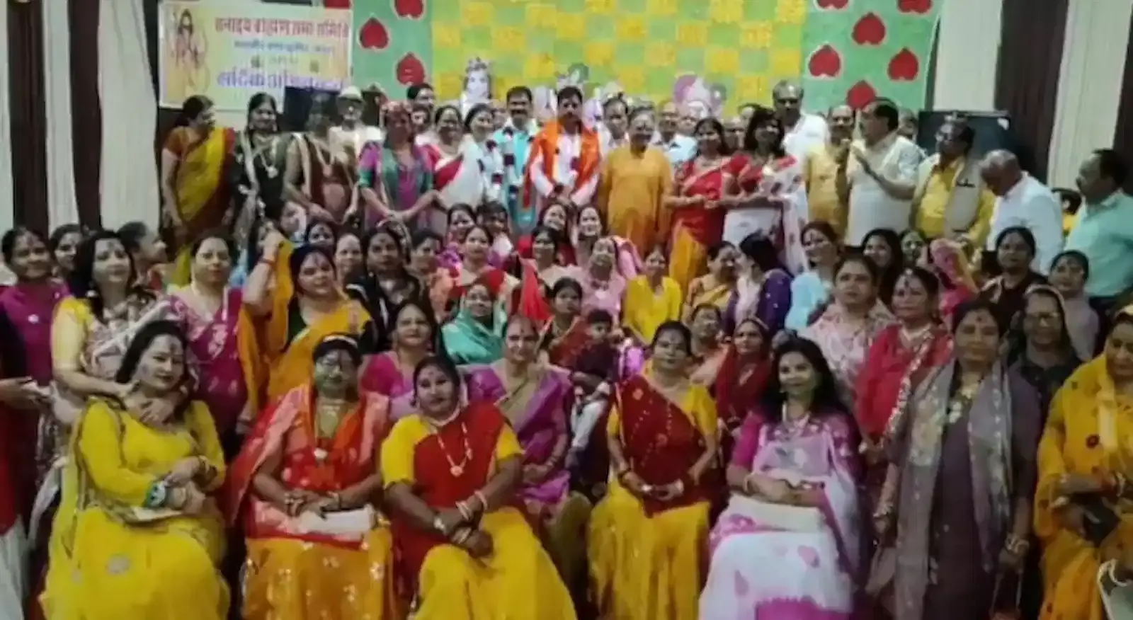 कोटा में सनाढय ब्राह्मण सभा के फागोत्सव में राधा-कृष्ण की झांकी के सामने होली खेलते श्रद्धालु और महिलाएं। कोटा में सनाढय ब्राह्मण सभा के फागोत्सव में राधा-कृष्ण की झांकी के सामने होली खेलते श्रद्धालु और महिलाएं।