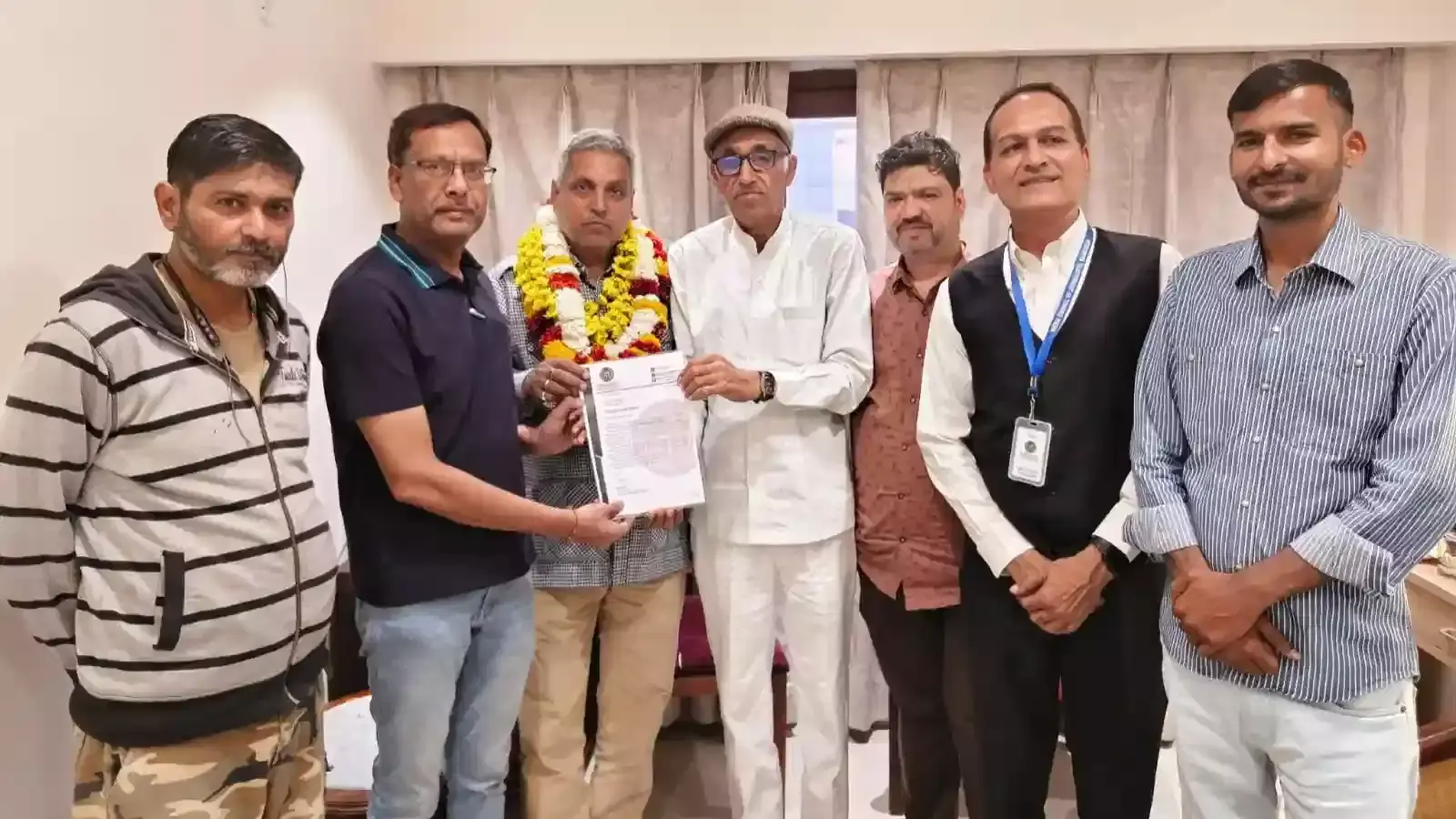 जयपुर में मीडिया काउंसिल ऑफ जर्नलिस्ट्स की बैठक में पत्रकारों को संबोधित करते राष्ट्रीय अध्यक्ष संजय राठी। जयपुर में मीडिया काउंसिल ऑफ जर्नलिस्ट्स की बैठक में पत्रकारों को संबोधित करते राष्ट्रीय अध्यक्ष संजय राठी।