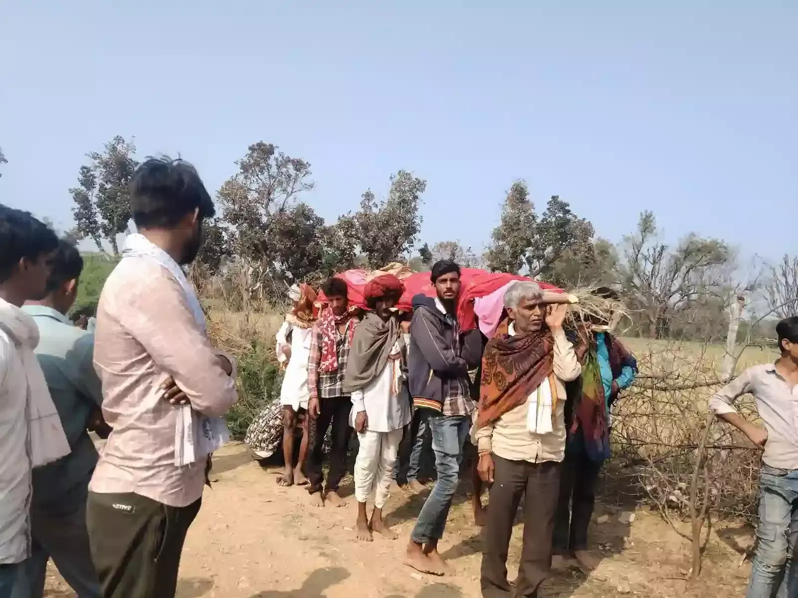 भीलवाड़ा के बड़ला गांव में पुलिस टीम हत्याकांड और आत्महत्या के मामले की जांच करती हुई। भीलवाड़ा के बड़ला गांव में पुलिस टीम हत्याकांड और आत्महत्या के मामले की जांच करती हुई।