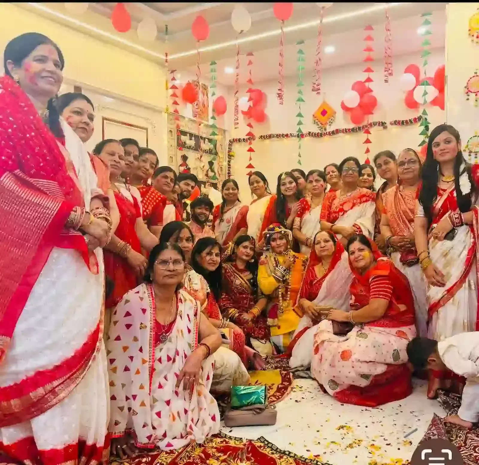 बारां में स्वर्णकार महिला मंडल की सदस्य फाग उत्सव और नई अध्यक्ष के निर्वाचन कार्यक्रम में सम्मिलित होते हुए। बारां में स्वर्णकार महिला मंडल की सदस्य फाग उत्सव और नई अध्यक्ष के निर्वाचन कार्यक्रम में सम्मिलित होते हुए।