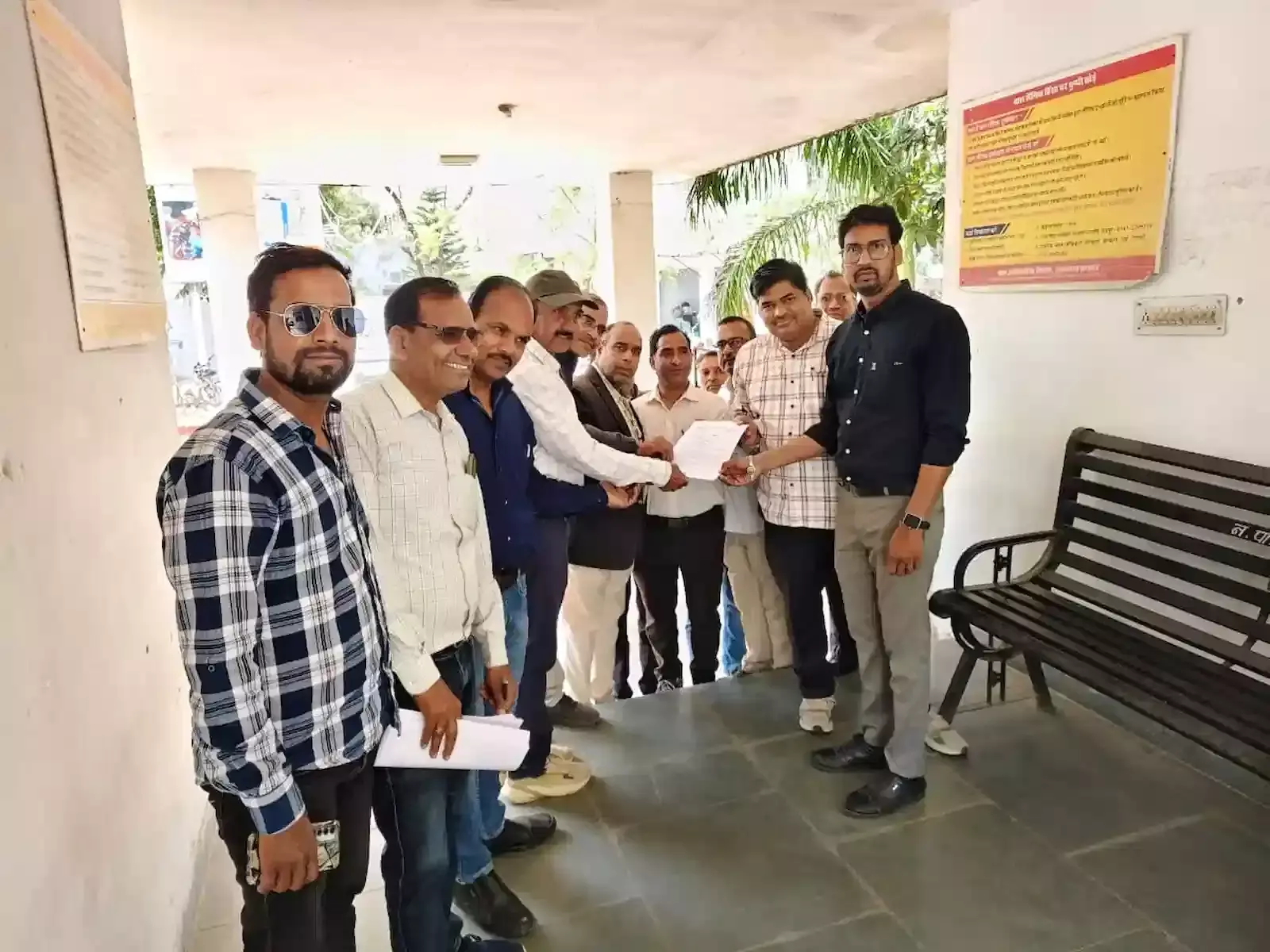 आमेट में राजस्थान शिक्षक संघ राष्ट्रीय के पदाधिकारी उपखंड कार्यालय में मुख्यमंत्री के नाम ज्ञापन सौंपते हुए। आमेट में राजस्थान शिक्षक संघ राष्ट्रीय के पदाधिकारी उपखंड कार्यालय में मुख्यमंत्री के नाम ज्ञापन सौंपते हुए।