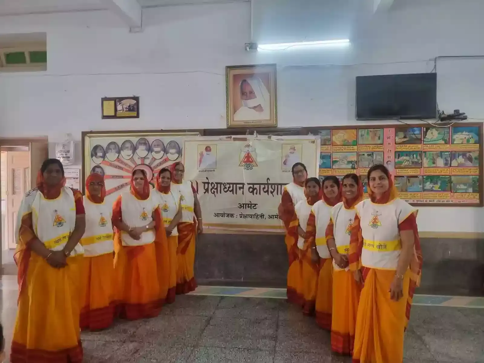 आमेट के तेरापंथ सभा भवन में प्रेक्षा ध्यान गोष्ठी के दौरान उपस्थित श्राविकाएं और आयोजन समिति की सदस्य। आमेट के तेरापंथ सभा भवन में प्रेक्षा ध्यान गोष्ठी के दौरान उपस्थित श्राविकाएं और आयोजन समिति की सदस्य।