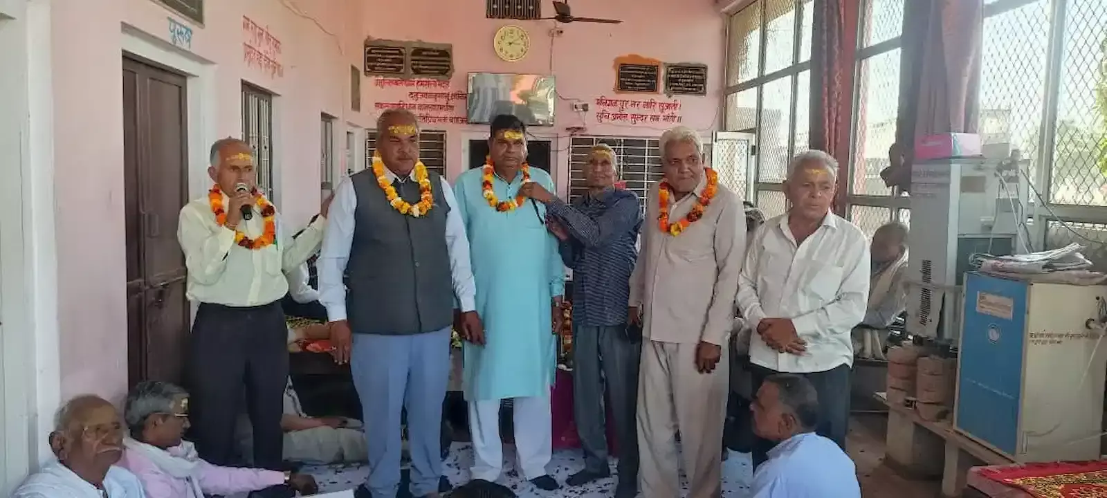 हिंडौन सिटी के वृद्ध आश्रम में राजस्थान पेंशनर्स मंच के सदस्य एक दूसरे को गुलाल लगाकर होली मनाते हुए। हिंडौन सिटी के वृद्ध आश्रम में राजस्थान पेंशनर्स मंच के सदस्य एक दूसरे को गुलाल लगाकर होली मनाते हुए।