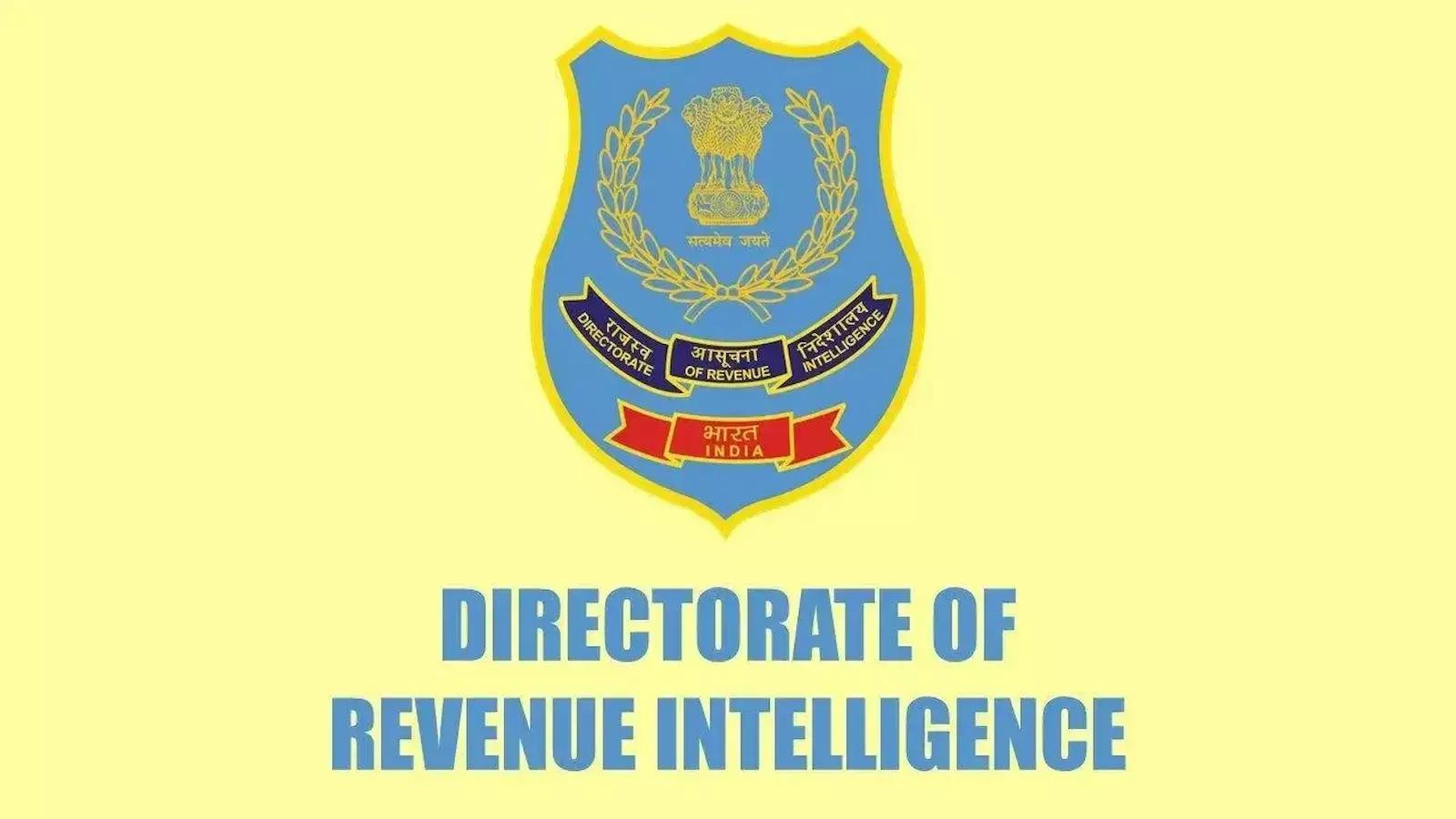 मुंबई के फोर्ट में दुकान के गुप्त खांचों से जब्त की गई भारतीय और विदेशी मुद्रा की गड्डियां। मुंबई के फोर्ट में दुकान के गुप्त खांचों से जब्त की गई भारतीय और विदेशी मुद्रा की गड्डियां।