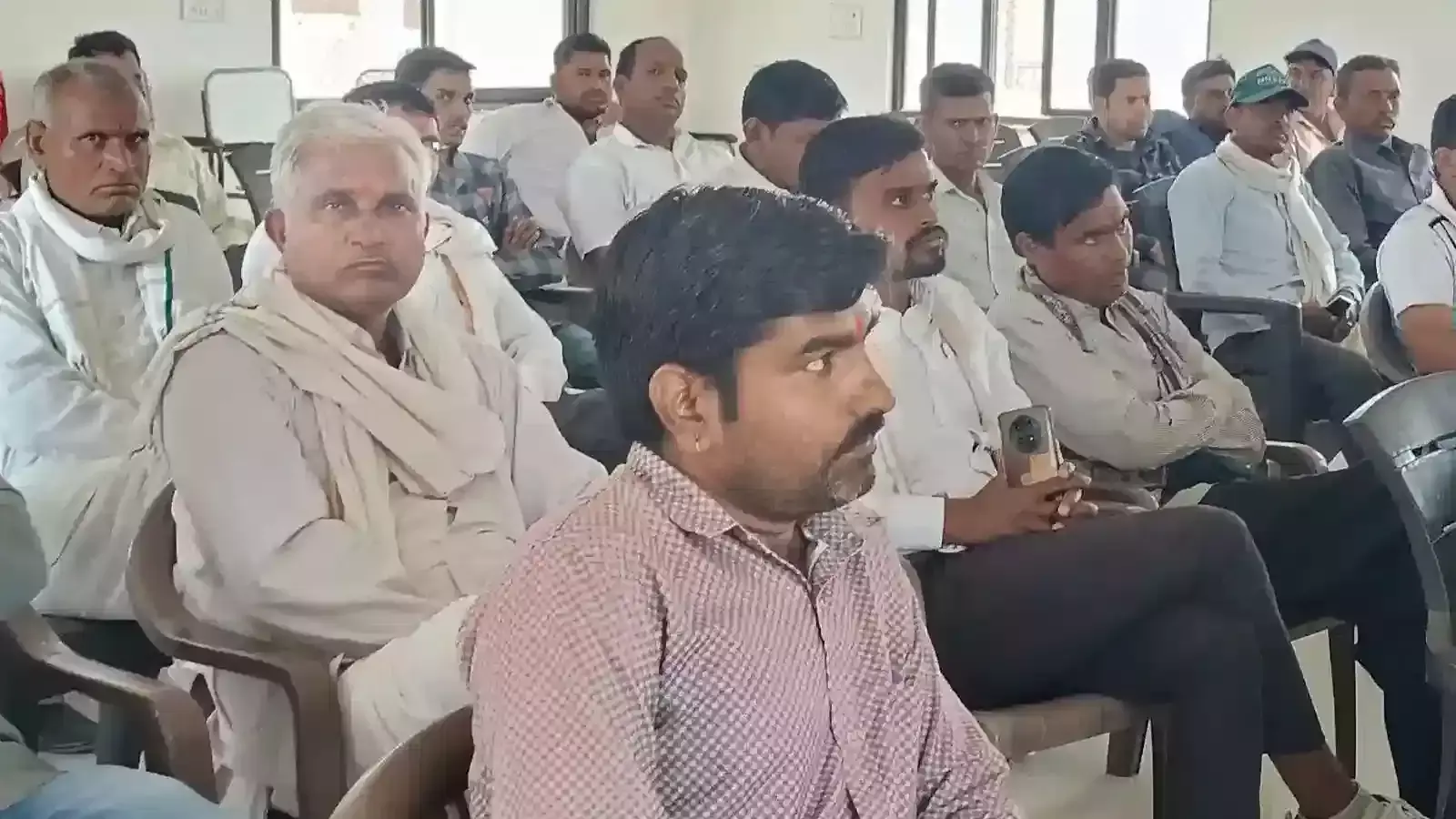 लसाडिया पंचायत समिति हॉल में आयोजित जनजाति सुरक्षा मंच की कार्यशाला में चर्चा करते हुए पदाधिकारी और सदस्य। लसाडिया पंचायत समिति हॉल में आयोजित जनजाति सुरक्षा मंच की कार्यशाला में चर्चा करते हुए पदाधिकारी और सदस्य।
