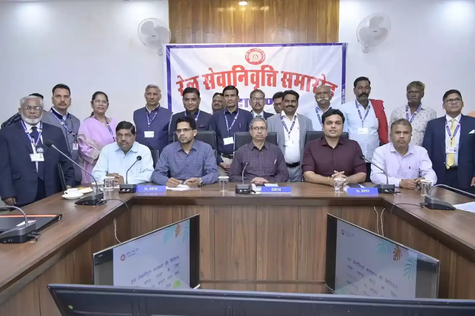कोटा मंडल कार्यालय में आयोजित गरिमामयी समारोह के दौरान सेवानिवृत्त रेलकर्मियों को सम्मानित करते मंडल रेल प्रबंधक अनिल कालरा।