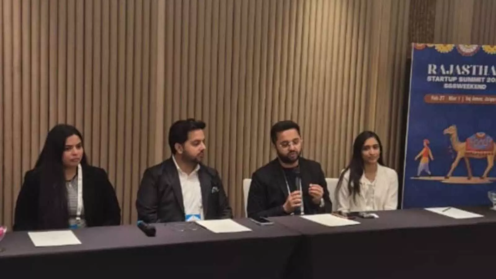 जयपुर के ताज आमेर होटल में आयोजित राजस्थान स्टार्टअप समिट के उद्घाटन सत्र में दीप प्रज्वलन करते अतिथि। जयपुर के ताज आमेर होटल में आयोजित राजस्थान स्टार्टअप समिट के उद्घाटन सत्र में दीप प्रज्वलन करते अतिथि।